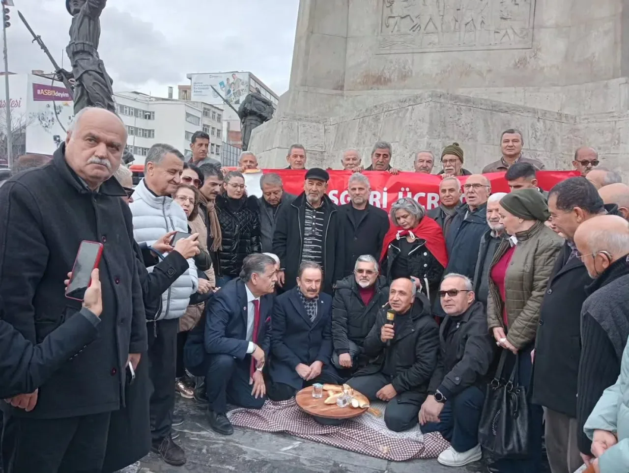 İYİ Parti'den Asgari Ücret Çağrısı: "Emeğin Sesi Ülkenin Vicdanıdır" İYİ Parti'den Asgari Ücret Çağrısı: "Emeğin Sesi Ülkenin Vicdanıdır"