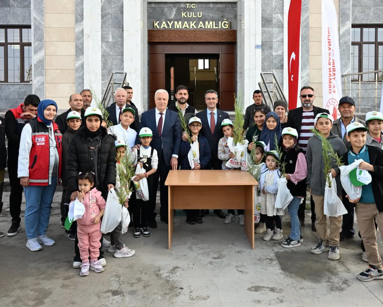 Kulu'nda Geleceğe Nefes Olacak Fidanlar Toprakla Buluştu Kulu'nda Geleceğe Nefes Olacak Fidanlar Toprakla Buluştu