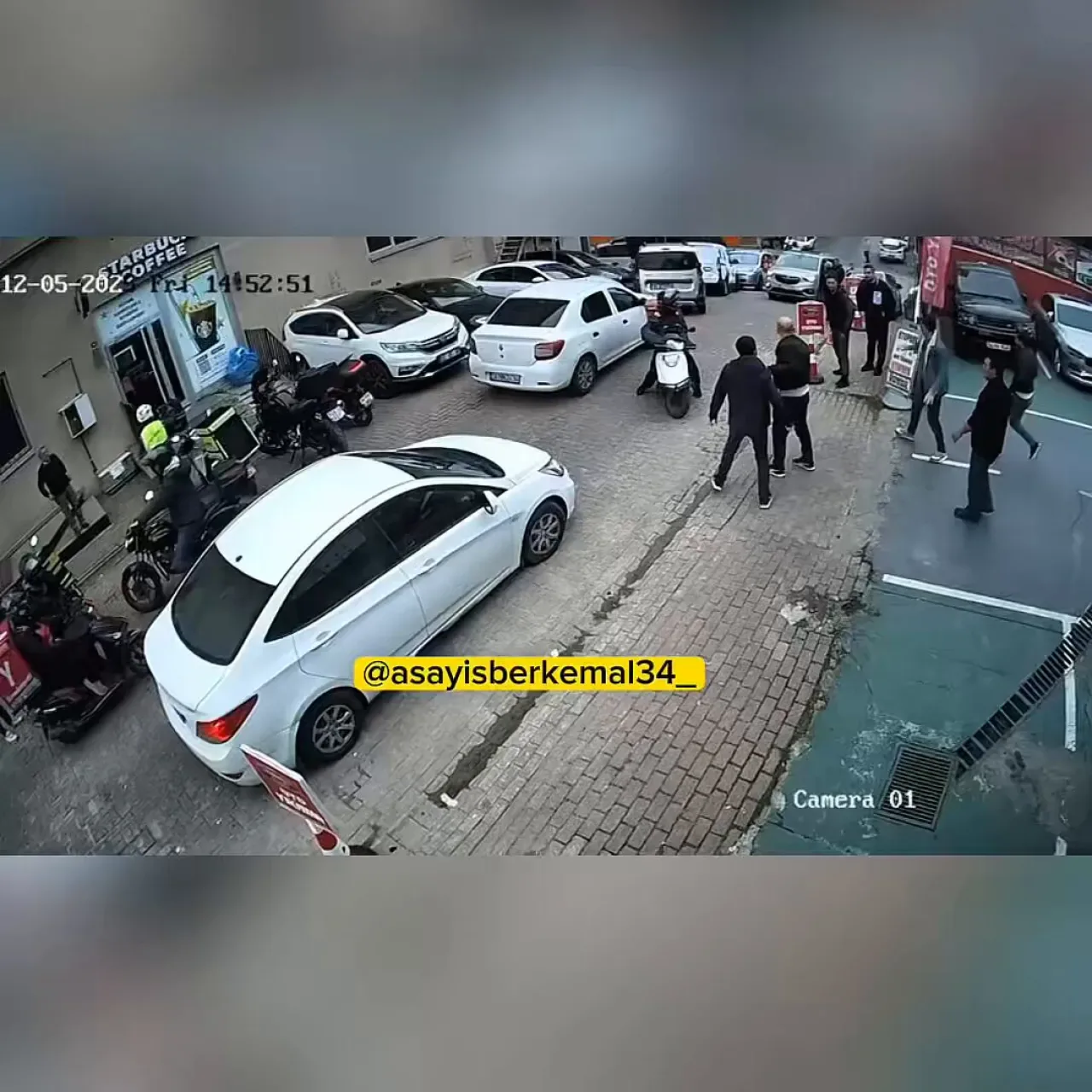 Ümraniye'de Kargo Çalışanlarının Esnafı Darp Ettiği İddiası Ümraniye'de Kargo Çalışanlarının Esnafı Darp Ettiği İddiası