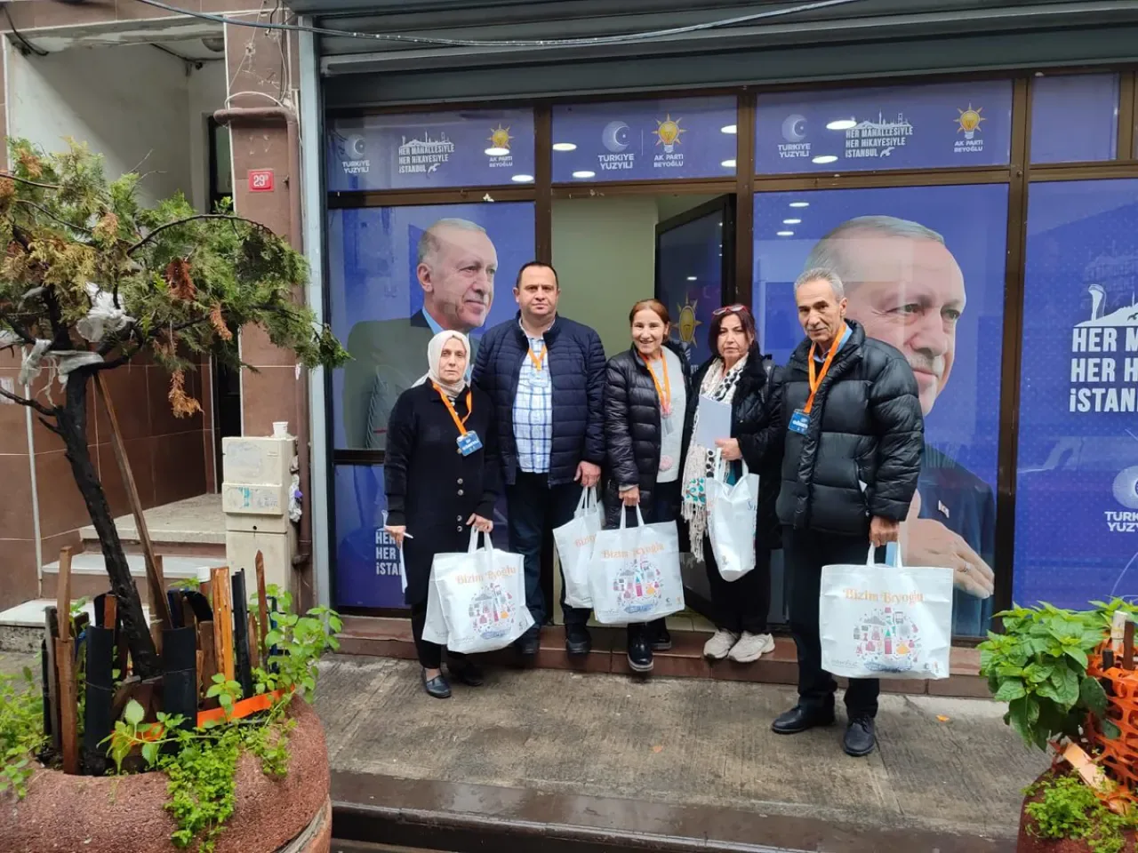 AK Parti Beyoğlu İlçe Teşkilatı Sahada Enerjisini Tazeliyor AK Parti Beyoğlu İlçe Teşkilatı Sahada Enerjisini Tazeliyor