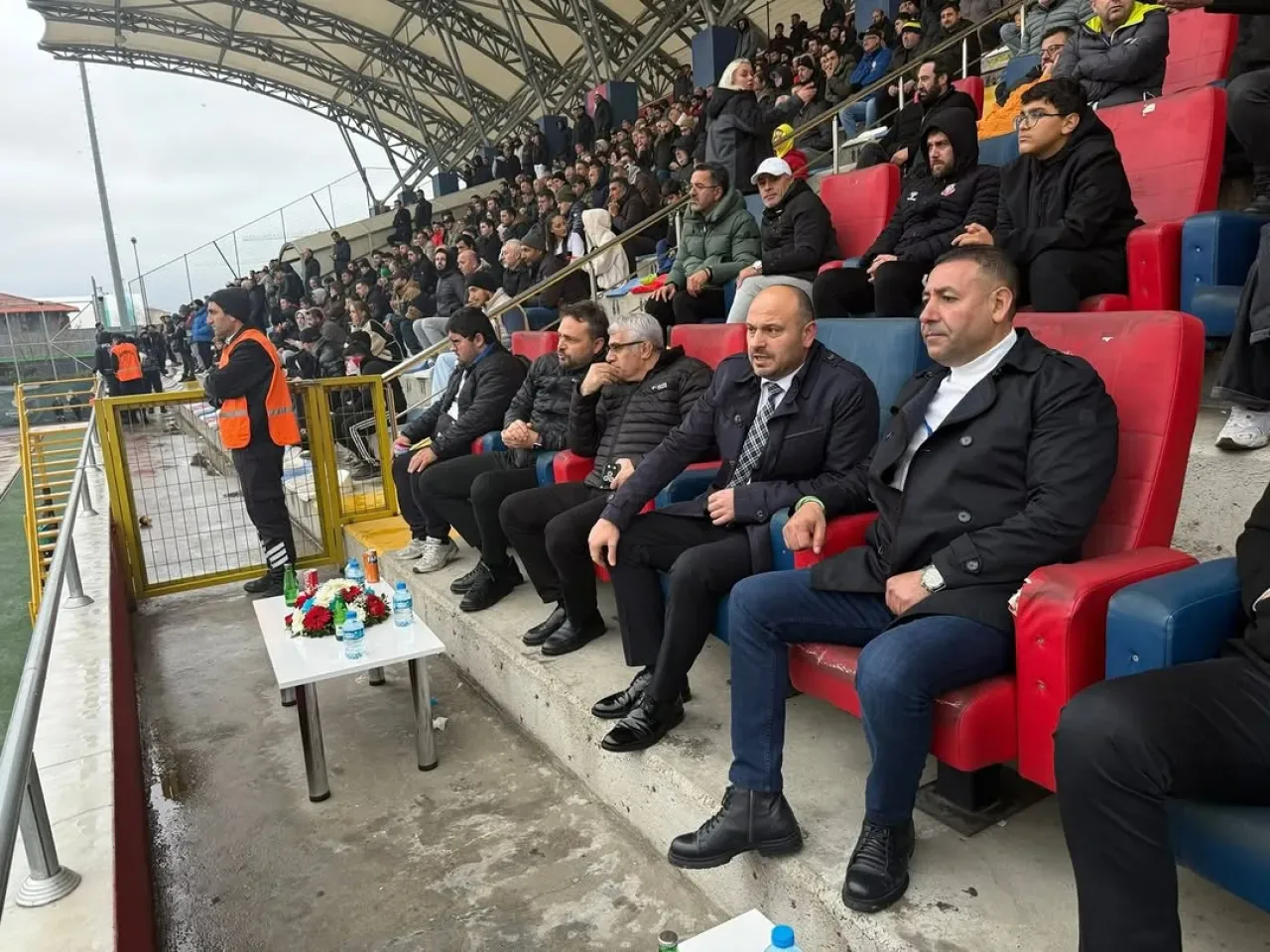 MHP Silivri Yönetimi, Silivrispor'un Maçında Takımın Yanında Yer Aldı MHP Silivri Yönetimi, Silivrispor'un Maçında Takımın Yanında Yer Aldı