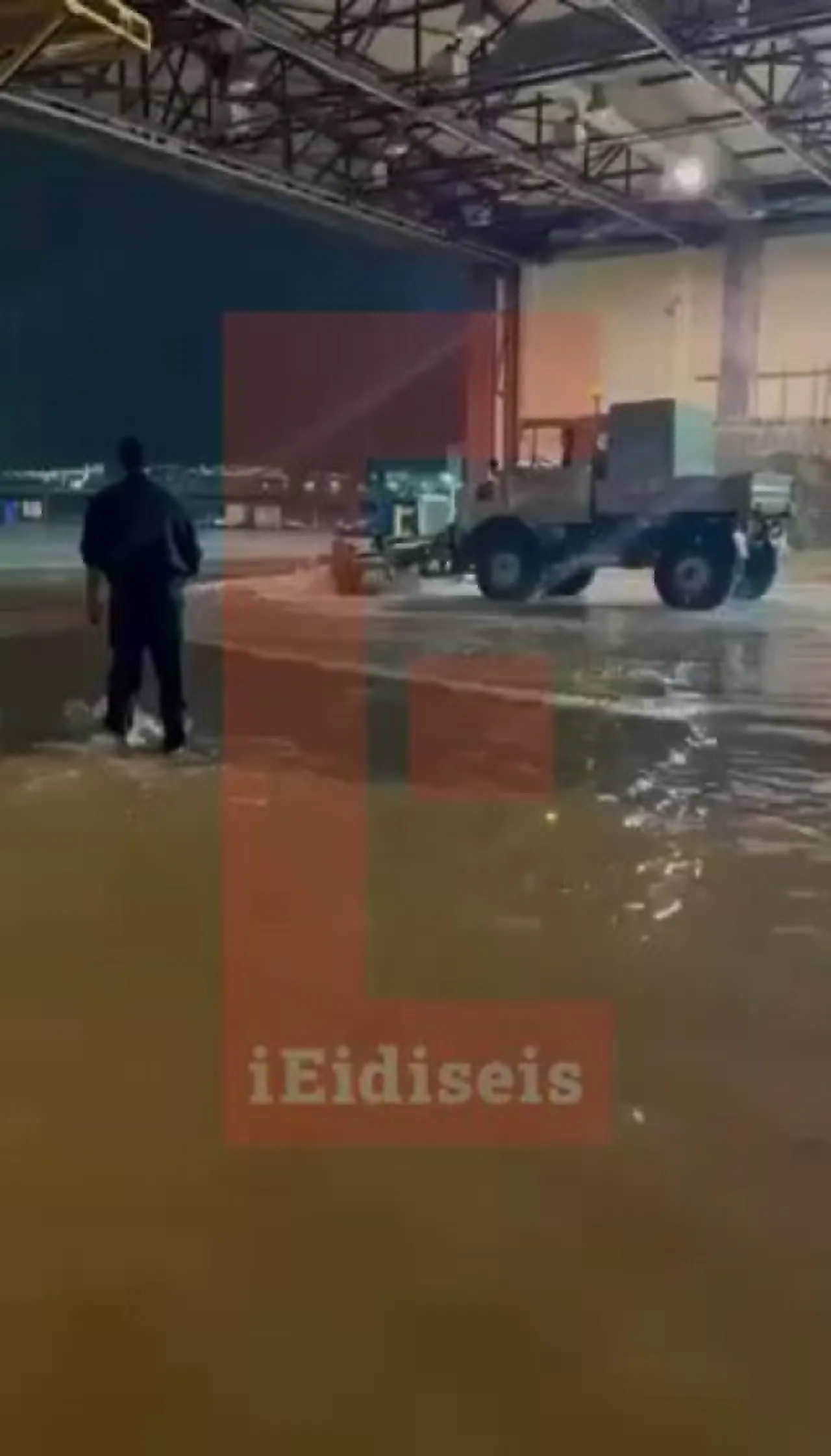 Yunanistan'daki Elefsina Hava Üssü'nde Su Baskını: Hangarlar Göle Döndü Yunanistan'daki Elefsina Hava Üssü'nde Su Baskını: Hangarlar Göle Döndü