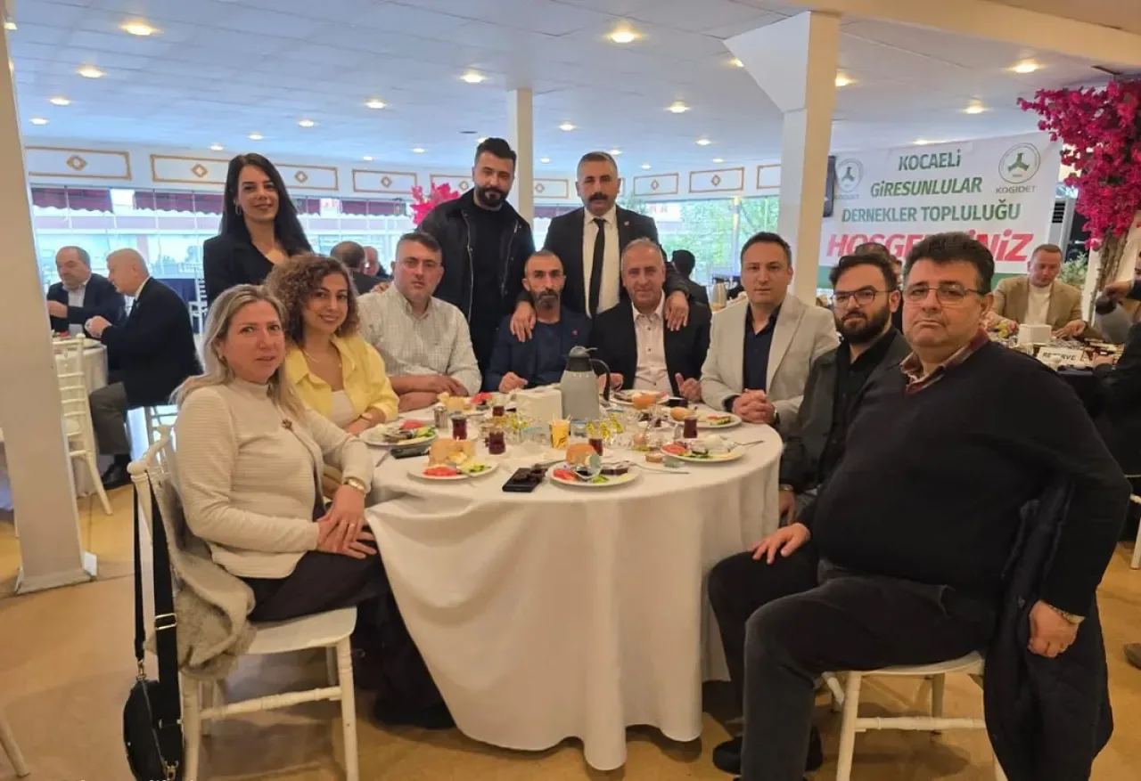 CHP Gebze Gençlik Kolları, KOGİDET'in Gebze İl Olma İmza Kampanyası Öncesi Kahvaltısına Katıldı CHP Gebze Gençlik Kolları, KOGİDET'in Gebze İl Olma İmza Kampanyası Öncesi Kahvaltısına Katıldı