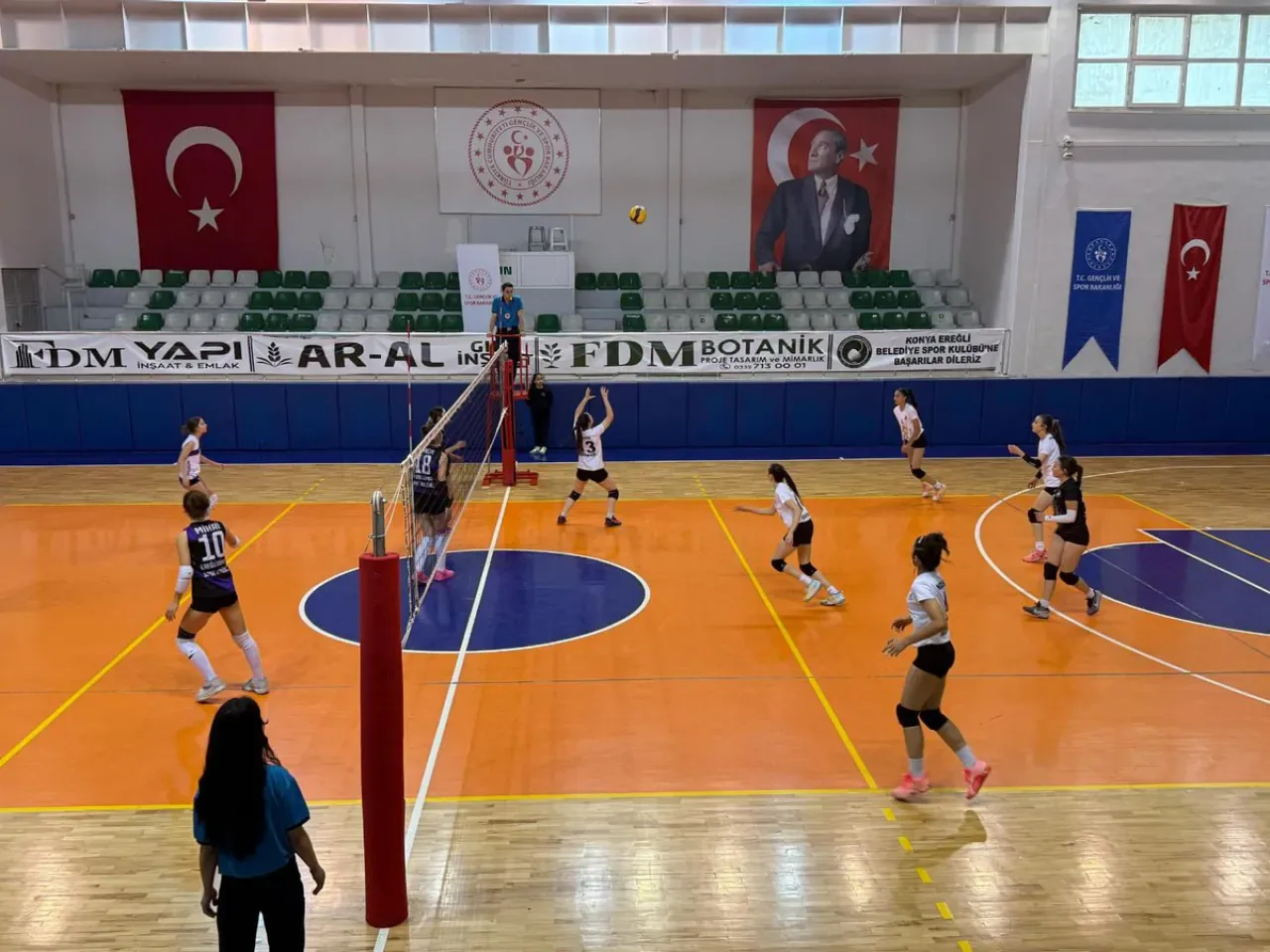 Konya'da Voleybol ve Futbol Müsabakalarında Heyecan Konya'da Voleybol ve Futbol Müsabakalarında Heyecan