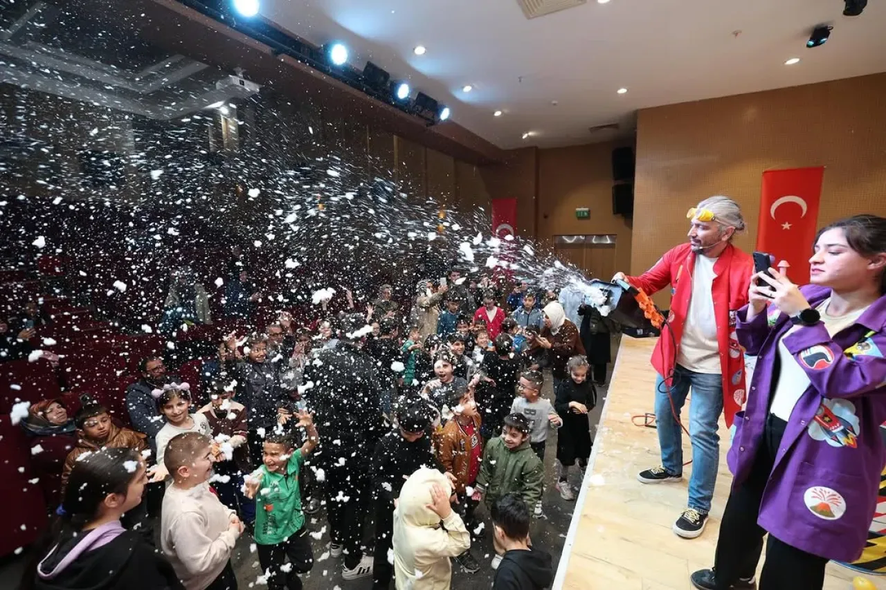 Dilovası'nda Dünya Engelliler Günü'ne Özel Bilim Gösterisi Dilovası'nda Dünya Engelliler Günü'ne Özel Bilim Gösterisi