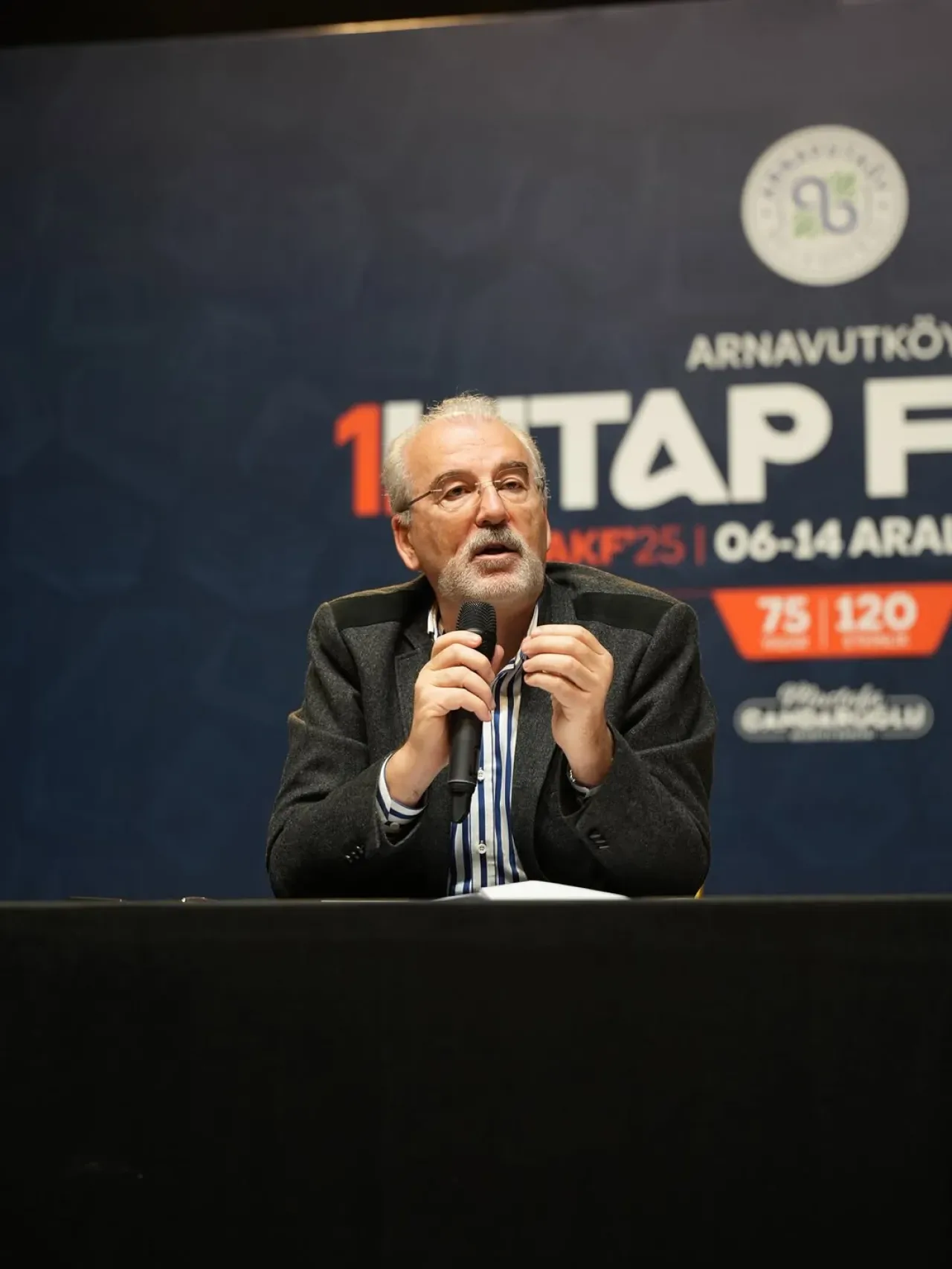 Arnavutköy Kitap Fuarı'nda Hulki Cevizoğlu ile Zihin Açıcı Söyleşi Arnavutköy Kitap Fuarı'nda Hulki Cevizoğlu ile Zihin Açıcı Söyleşi