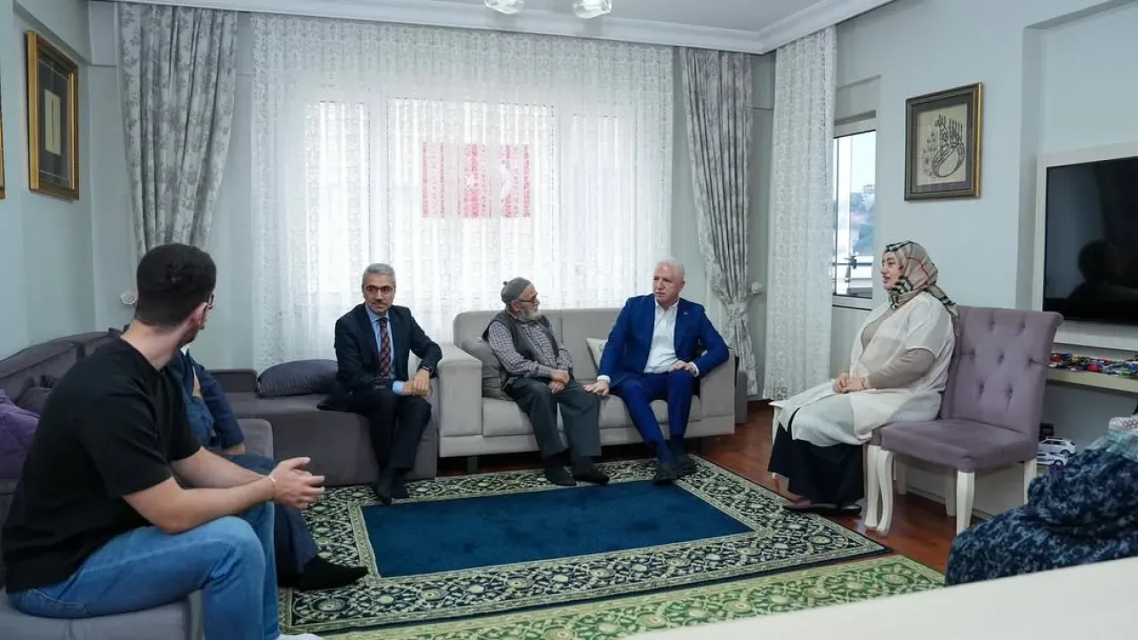 İstanbul Valisi Davut Gül ve Üsküdar Kaymakamı Adem Yazıcı, 15 Temmuz Gazisi'ni Ziyaret Etti İstanbul Valisi Davut Gül ve Üsküdar Kaymakamı Adem Yazıcı, 15 Temmuz Gazisi'ni Ziyaret Etti