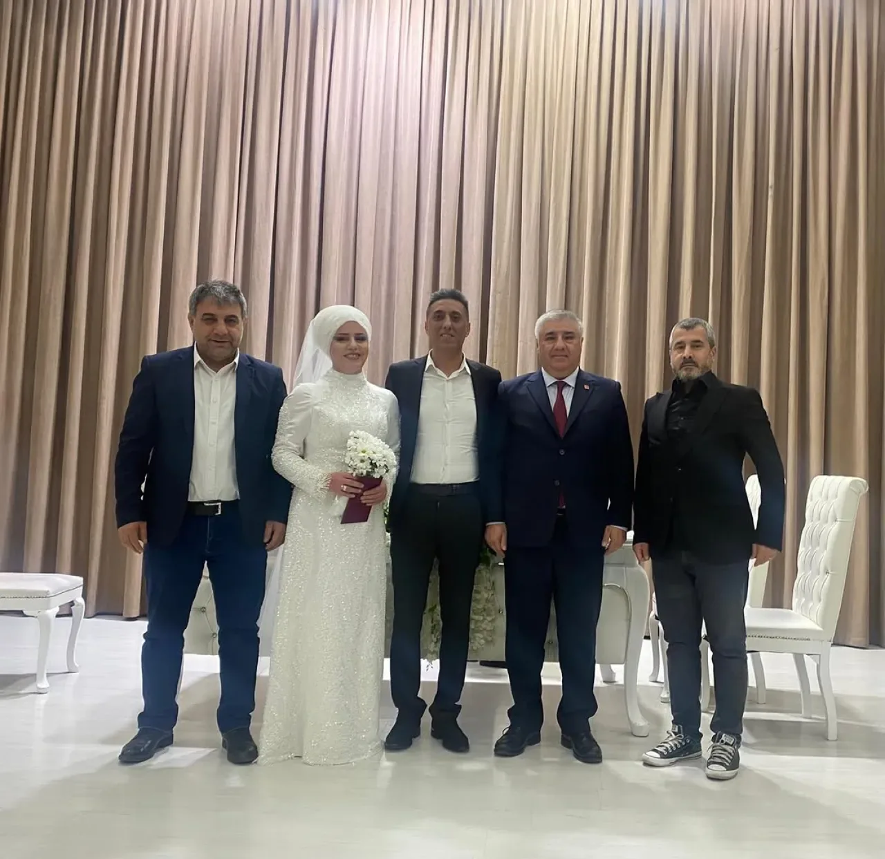 CHP'li Kemal Şahin, Parti Üyesinin Nikah Töreninde Mutluluk Diledi CHP'li Kemal Şahin, Parti Üyesinin Nikah Töreninde Mutluluk Diledi