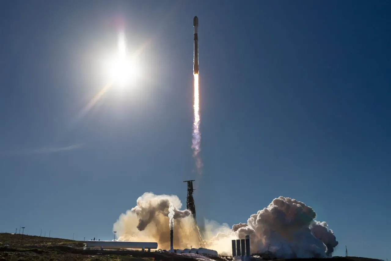 SpaceX'in Falcon 9 Roketi, 28 Starlink Uydusunu Uzaya Taşıdı SpaceX'in Falcon 9 Roketi, 28 Starlink Uydusunu Uzaya Taşıdı