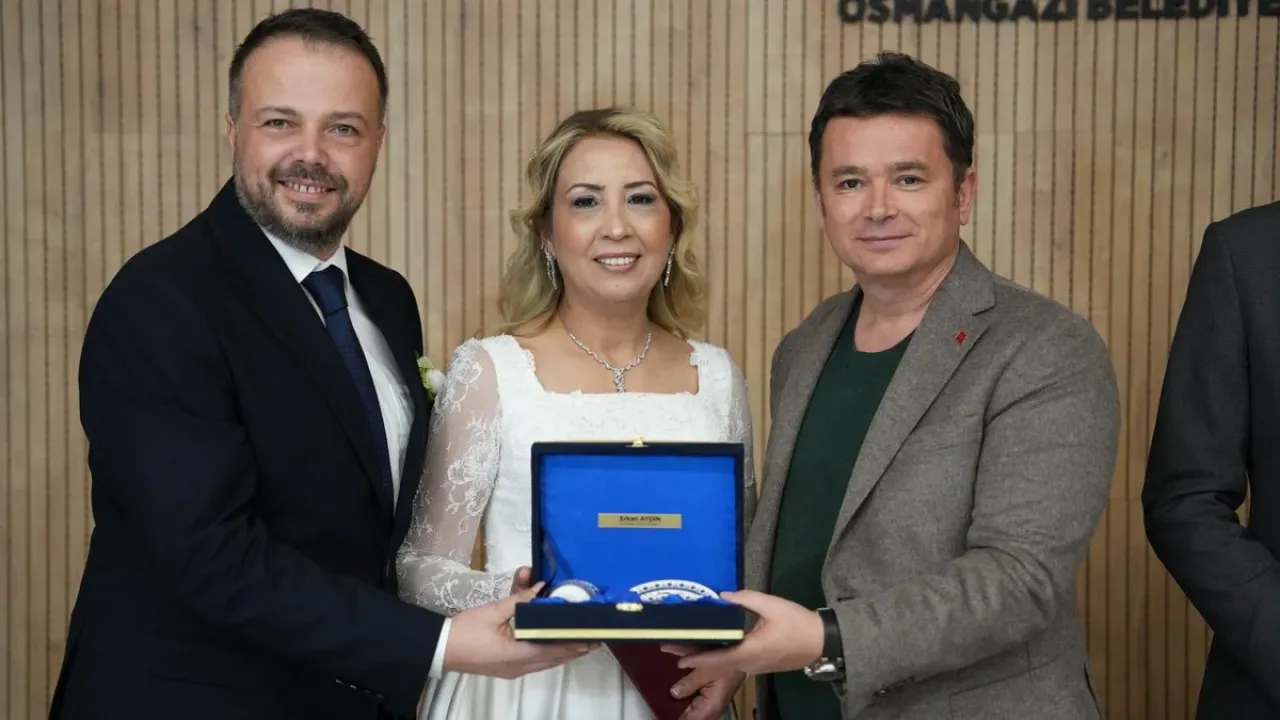 Bursa Osmangazi Belediye Başkanı Erkan Aydın, Çalışma Arkadaşının Nikah Şahidi Oldu Bursa Osmangazi Belediye Başkanı Erkan Aydın, Çalışma Arkadaşının Nikah Şahidi Oldu