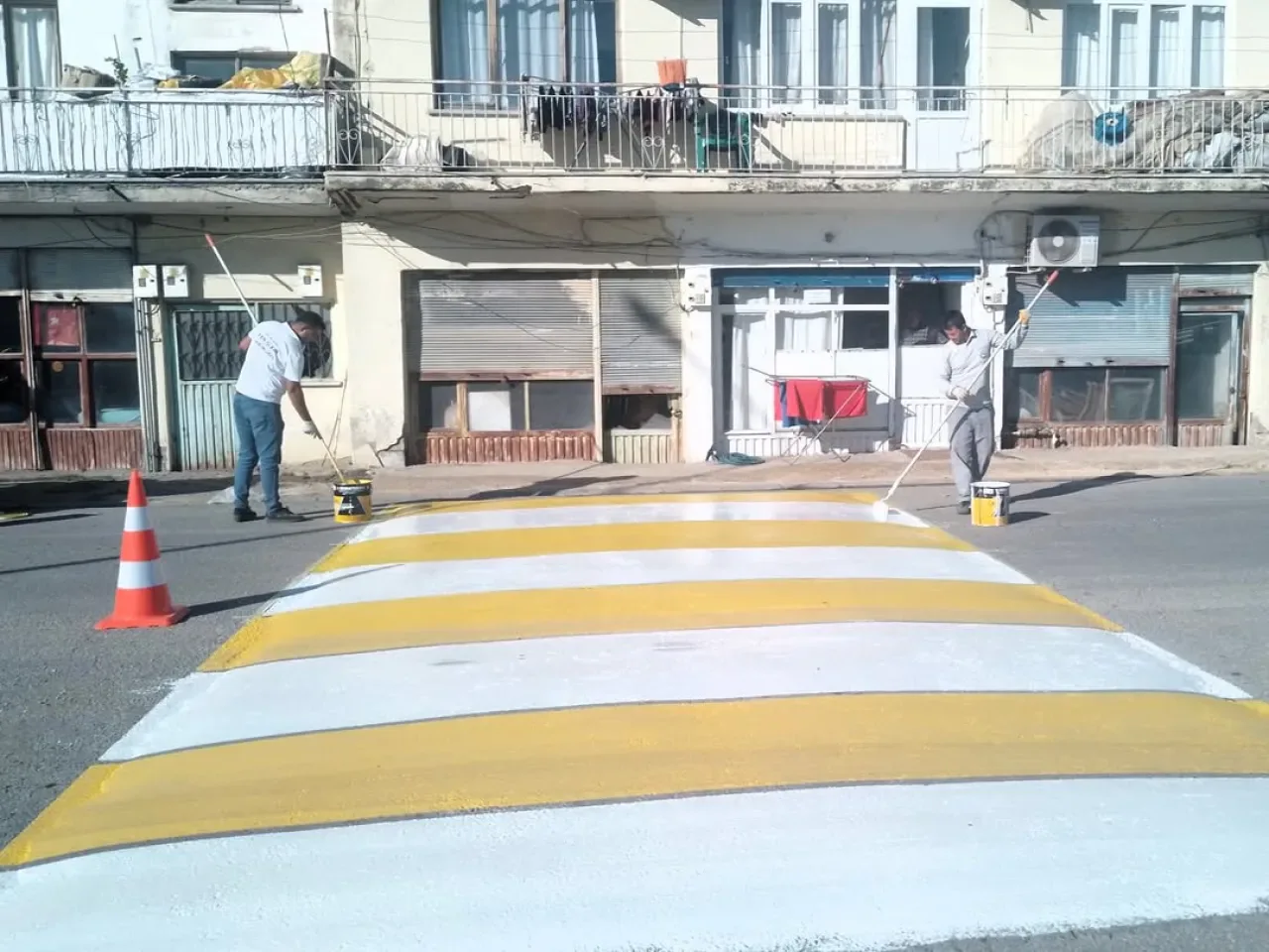 Serik'te Trafik Güvenliği İçin Yol Kasisleri Yenileniyor Serik'te Trafik Güvenliği İçin Yol Kasisleri Yenileniyor