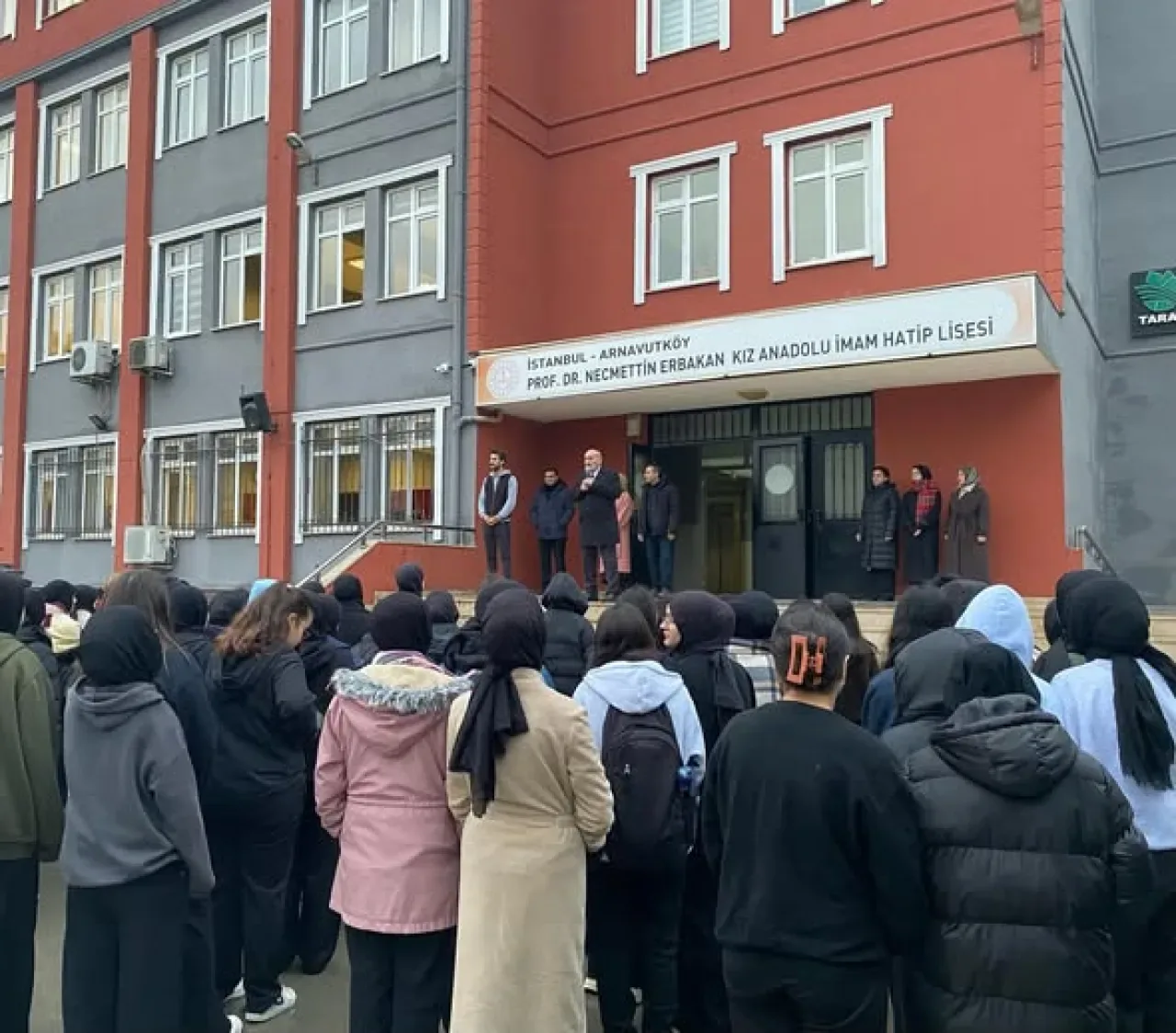 Arnavutköy İlçe Milli Eğitim Müdürü Okulda Bayrak Törenine Katıldı Arnavutköy İlçe Milli Eğitim Müdürü Okulda Bayrak Törenine Katıldı