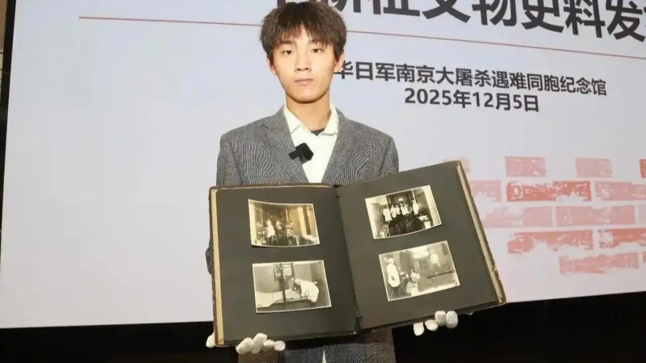 Genç Gönüllü, Nankin Katliamı'na İlişkin Japon Savaş Suçları Kanıtını Bağışladı Genç Gönüllü, Nankin Katliamı'na İlişkin Japon Savaş Suçları Kanıtını Bağışladı