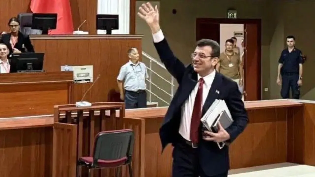 Adana Milletvekili Bulut, Ekrem İmamoğlu'na Yönelik Suçlamaları Meclis'te Protesto Etti Adana Milletvekili Bulut, Ekrem İmamoğlu'na Yönelik Suçlamaları Meclis'te Protesto Etti