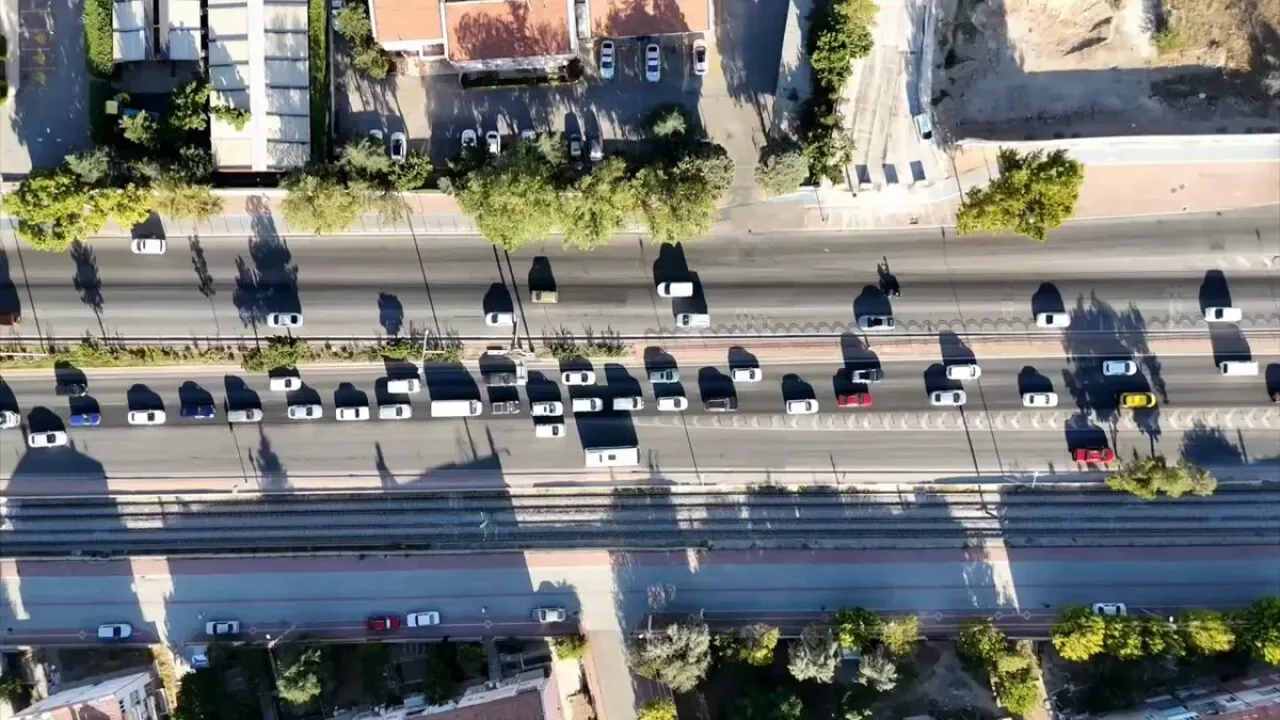Trafikte Şerit İhlali ve Kaynak Yapma Tehlikesine Karşı Uyarı Trafikte Şerit İhlali ve Kaynak Yapma Tehlikesine Karşı Uyarı