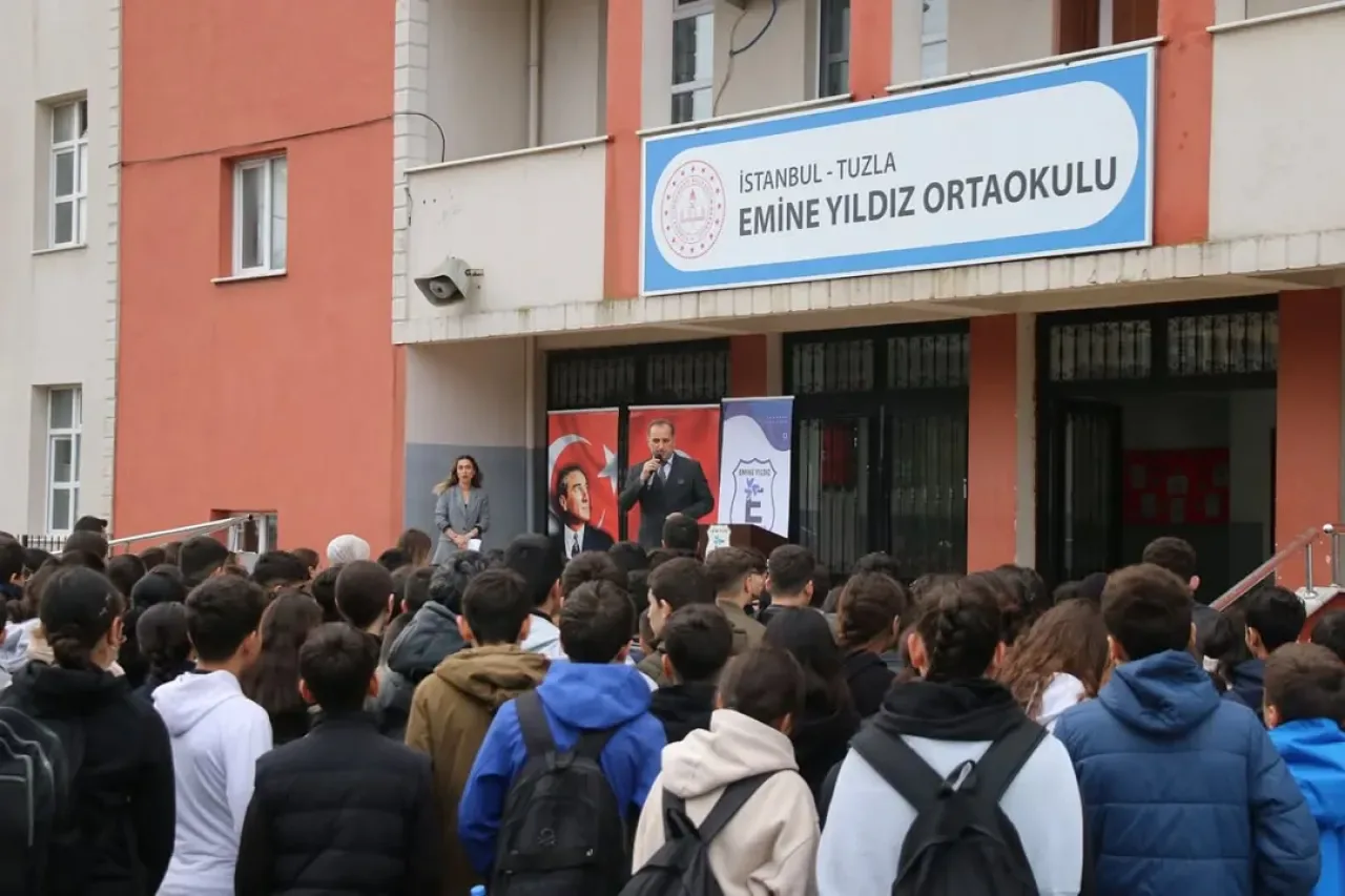 Tuzla'da Bayrak Töreni ile Eğitimde Yeni Yüzyılın Temelleri Atıldı Tuzla'da Bayrak Töreni ile Eğitimde Yeni Yüzyılın Temelleri Atıldı