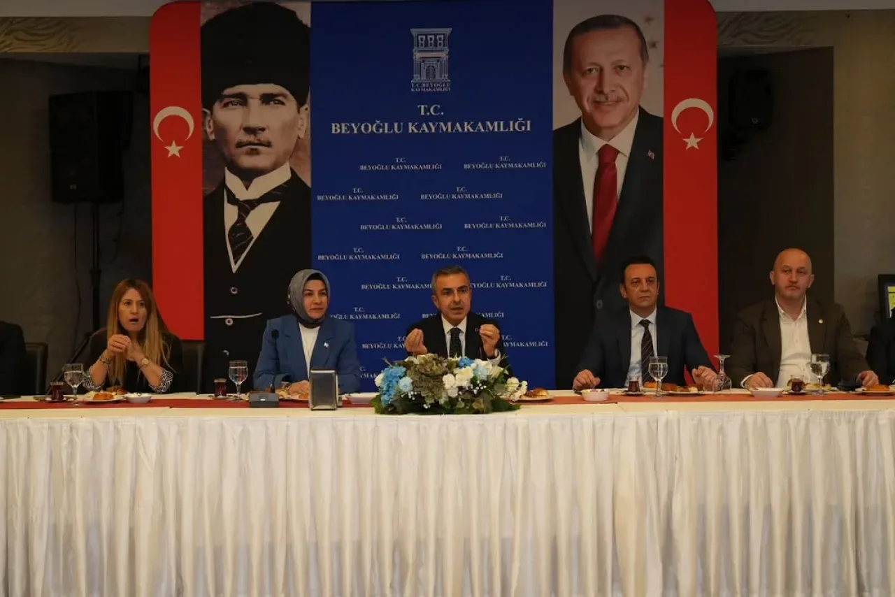 Beyoğlu'nda Yıl Sonu Muhtar Toplantısı Gerçekleştirildi Beyoğlu'nda Yıl Sonu Muhtar Toplantısı Gerçekleştirildi