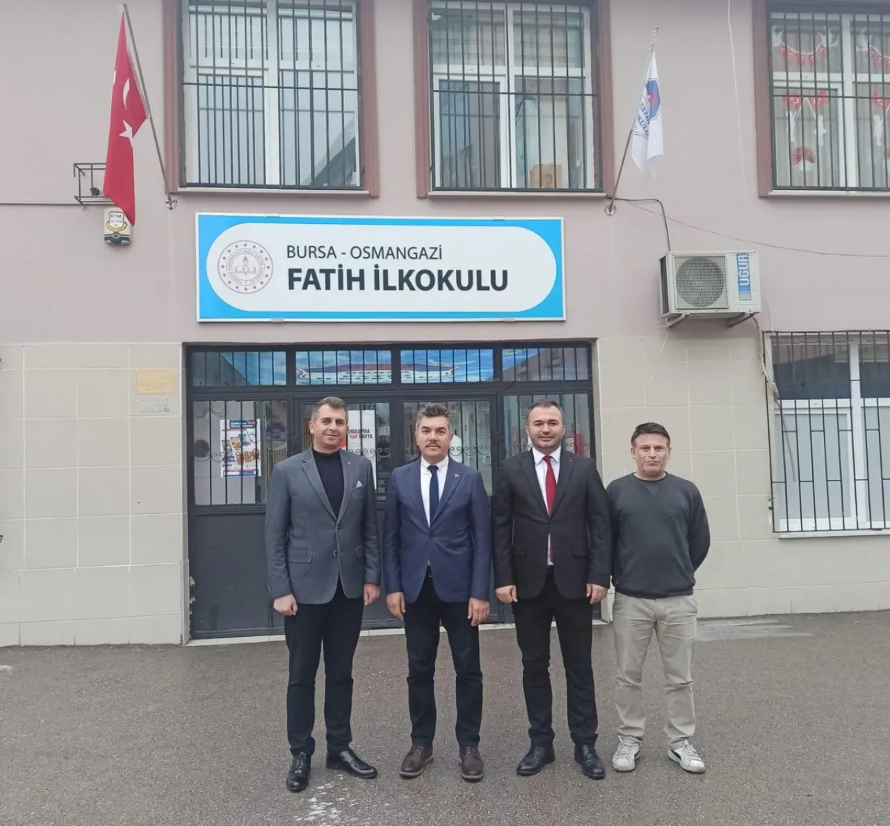 Bursa Osmangazi İlçe Milli Eğitim Müdürü Metin Sezer, Fatih İlkokulu'nda Bayrak Törenine Katıldı Bursa Osmangazi İlçe Milli Eğitim Müdürü Metin Sezer, Fatih İlkokulu'nda Bayrak Törenine Katıldı
