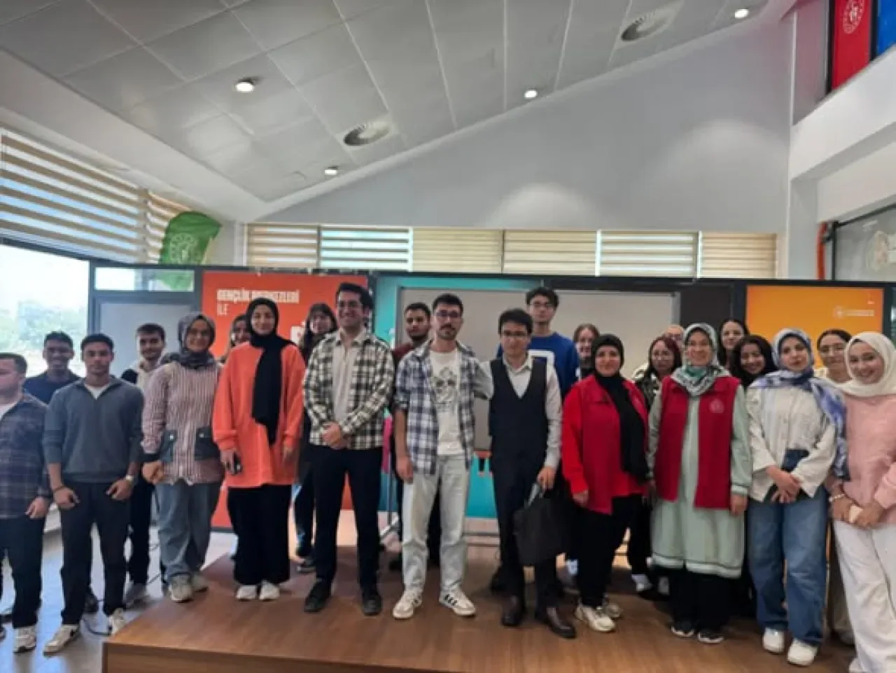 Adana'da Gençlere Dijital Medya Okuryazarlığı ve Yapay Zeka Eğitimi Adana'da Gençlere Dijital Medya Okuryazarlığı ve Yapay Zeka Eğitimi