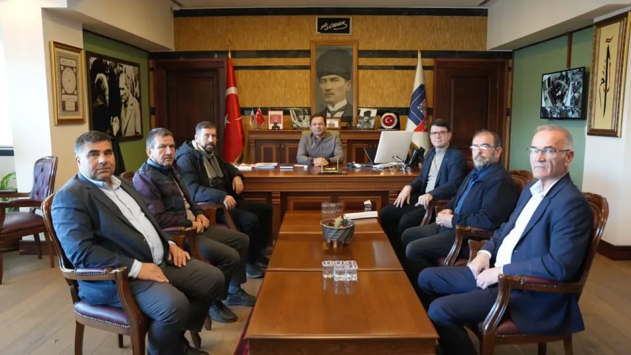 Sındırgı Belediye Başkanı, Eski Başkan ve Kızılay Yetkilisini Ağırladı Sındırgı Belediye Başkanı, Eski Başkan ve Kızılay Yetkilisini Ağırladı