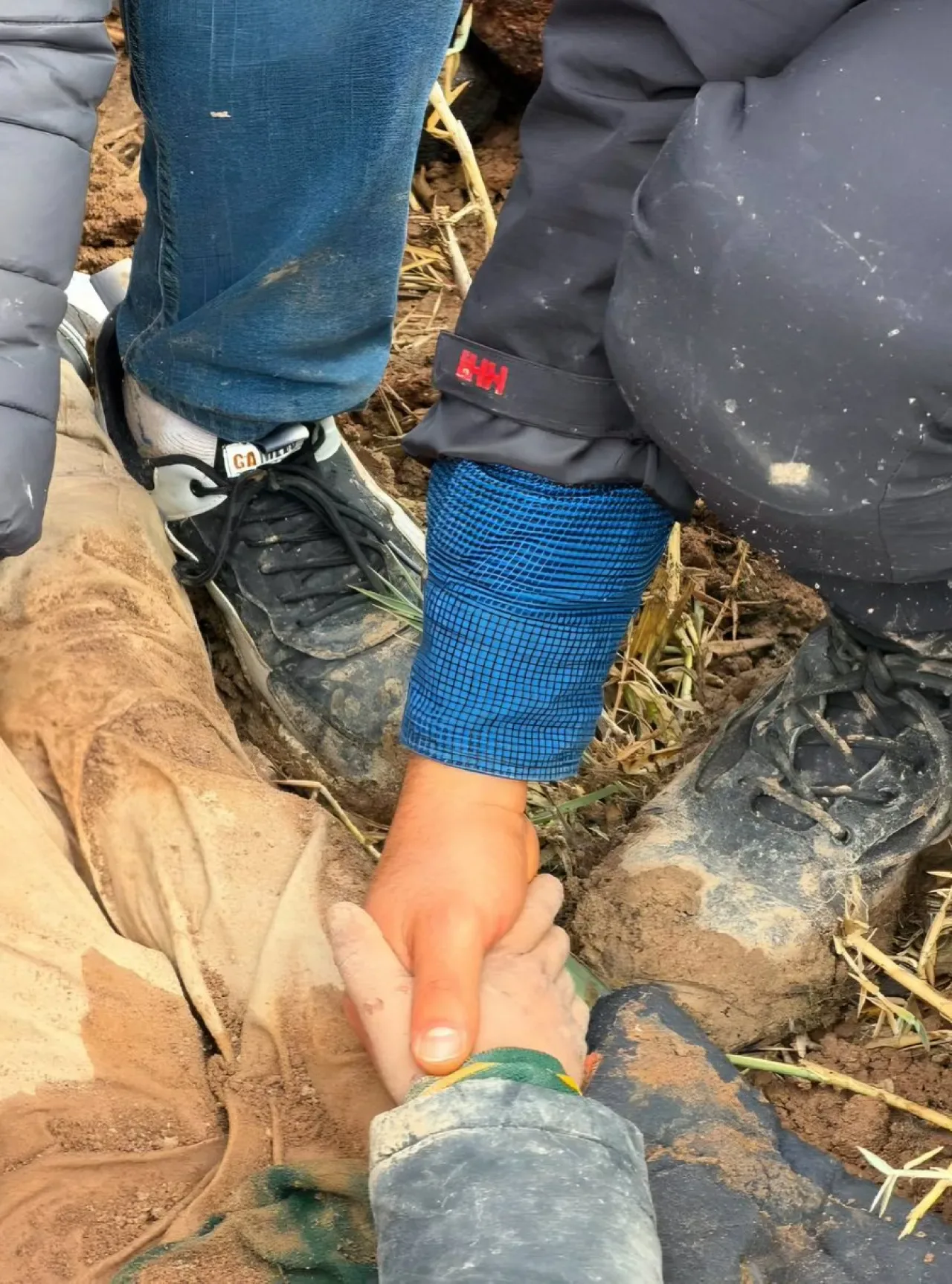 Reyhanlı'da Yeğenini Toprağa Gömdüğü İddia Edilen Şahıs İfade Verdi: "Düştü, Korktum, Kaçtım" Reyhanlı'da Yeğenini Toprağa Gömdüğü İddia Edilen Şahıs İfade Verdi: "Düştü, Korktum, Kaçtım"