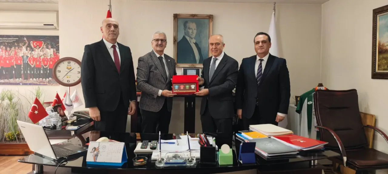 Konya'da Spor Yöneticilerinden Anlamlı Ziyaret Konya'da Spor Yöneticilerinden Anlamlı Ziyaret