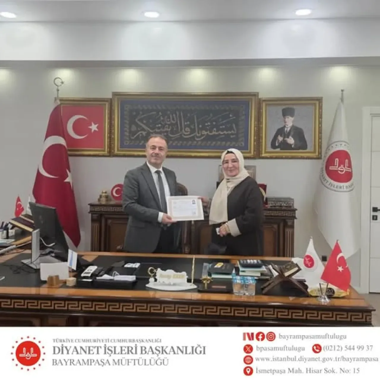 Emekli Kur'an Kursu Öğreticisi Saniye Özsan'a Başarı Belgesi Takdim Edildi Emekli Kur'an Kursu Öğreticisi Saniye Özsan'a Başarı Belgesi Takdim Edildi