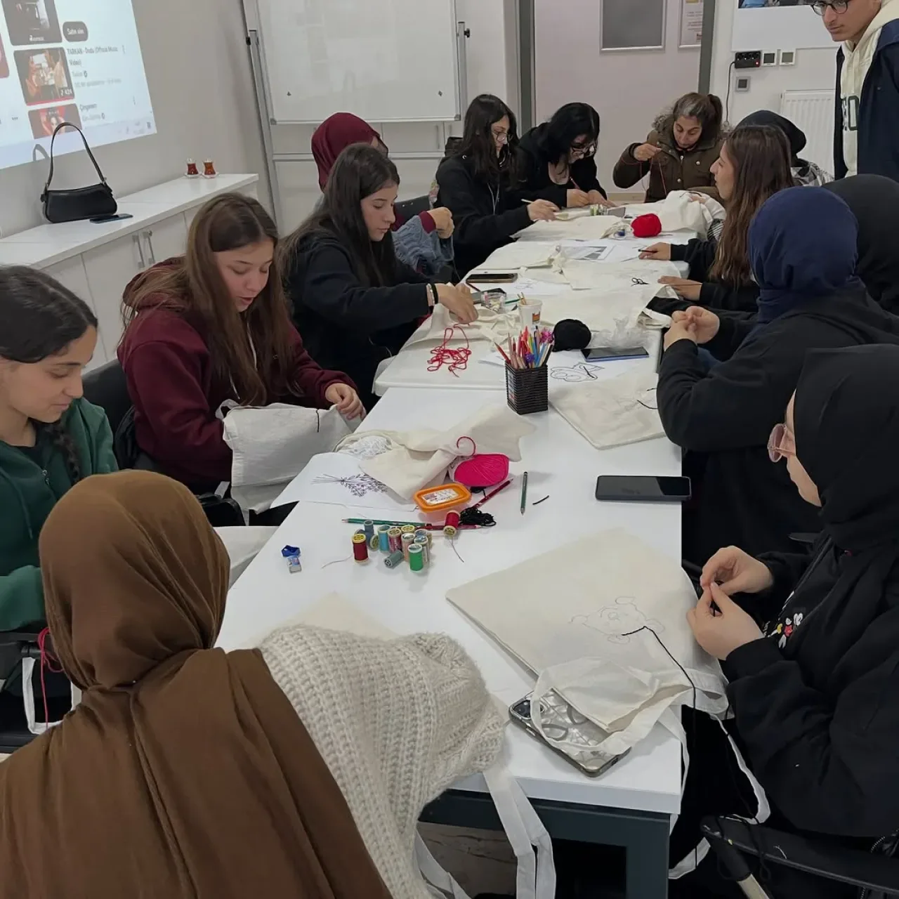 Zeytinburnu'nda Gençlerin Marifetli Ellerinden Bez Çantalara Modern Tasarımlar Zeytinburnu'nda Gençlerin Marifetli Ellerinden Bez Çantalara Modern Tasarımlar