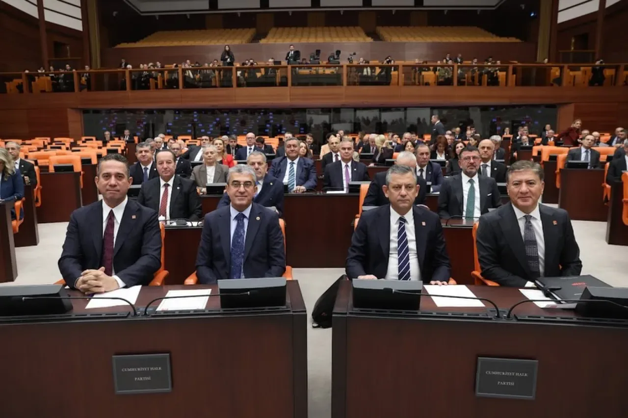 CHP Genel Başkanı Özgür Özel, TBMM'de 2026 Bütçesini Eleştirdi: "Emekçiye Sırtını Dönen Bir Anlayış" CHP Genel Başkanı Özgür Özel, TBMM'de 2026 Bütçesini Eleştirdi: "Emekçiye Sırtını Dönen Bir Anlayış"