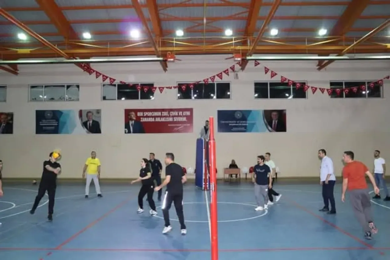 Kepsut'ta Vefalı Yurt Voleybol Turnuvası Coşkusu Başladı Kepsut'ta Vefalı Yurt Voleybol Turnuvası Coşkusu Başladı