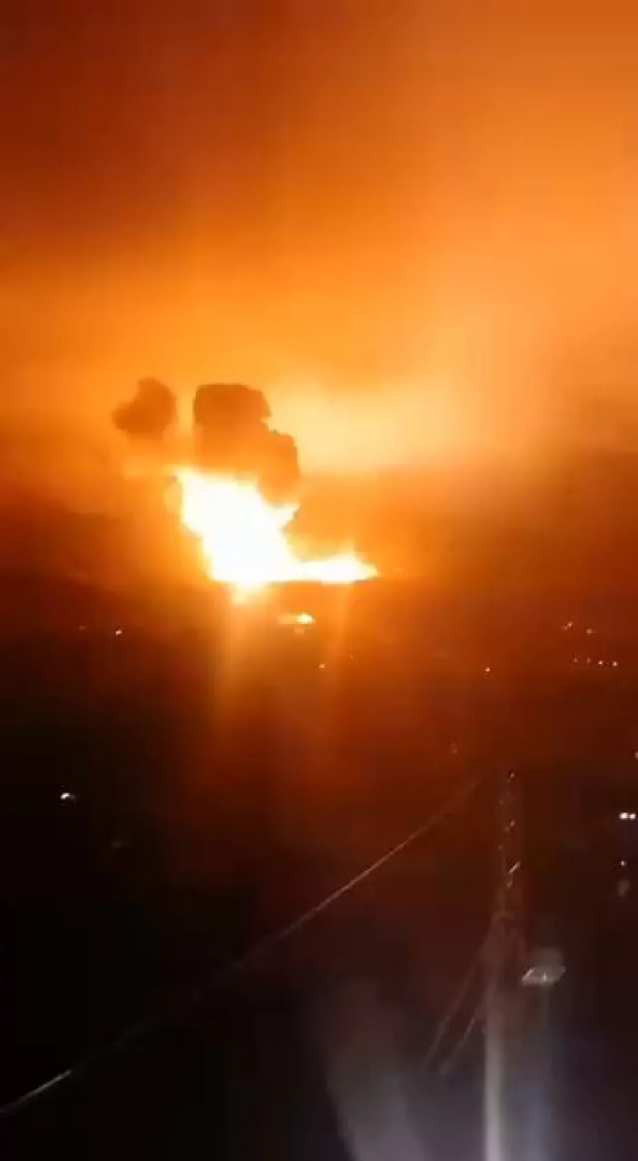 İsrail Güçleri Lübnan'ın Güney Bölgelerini Bombalıyor İsrail Güçleri Lübnan'ın Güney Bölgelerini Bombalıyor