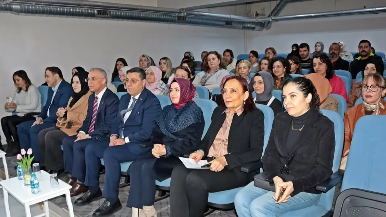 Maltepe'de Engelsiz Söyleşi Programı Yoğun İlgi Gördü Maltepe'de Engelsiz Söyleşi Programı Yoğun İlgi Gördü