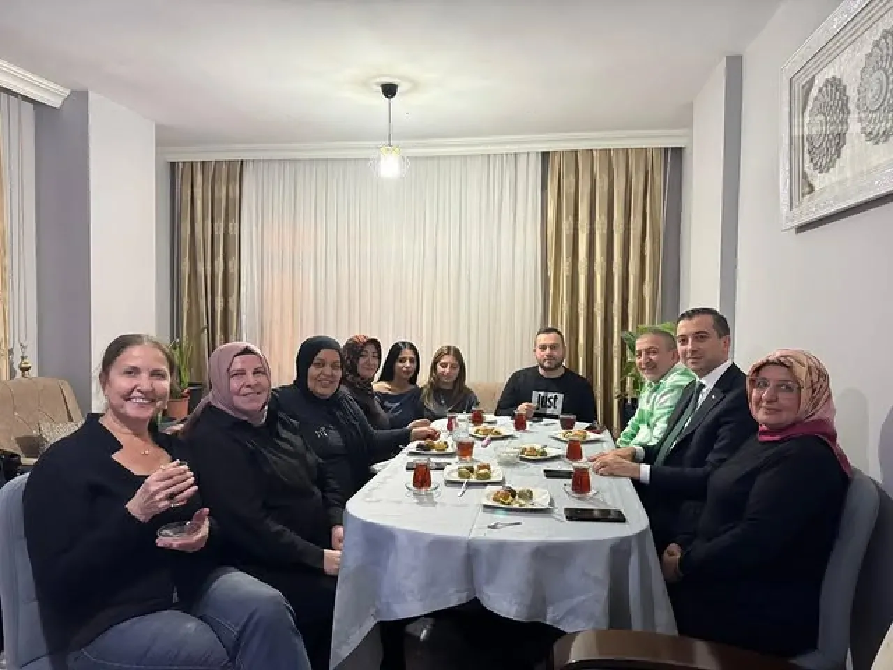 AK Parti Şişli İlçe Başkanı, Dünya İkincisi Berranur Söğüt ve Ailesini Ziyaret Etti AK Parti Şişli İlçe Başkanı, Dünya İkincisi Berranur Söğüt ve Ailesini Ziyaret Etti