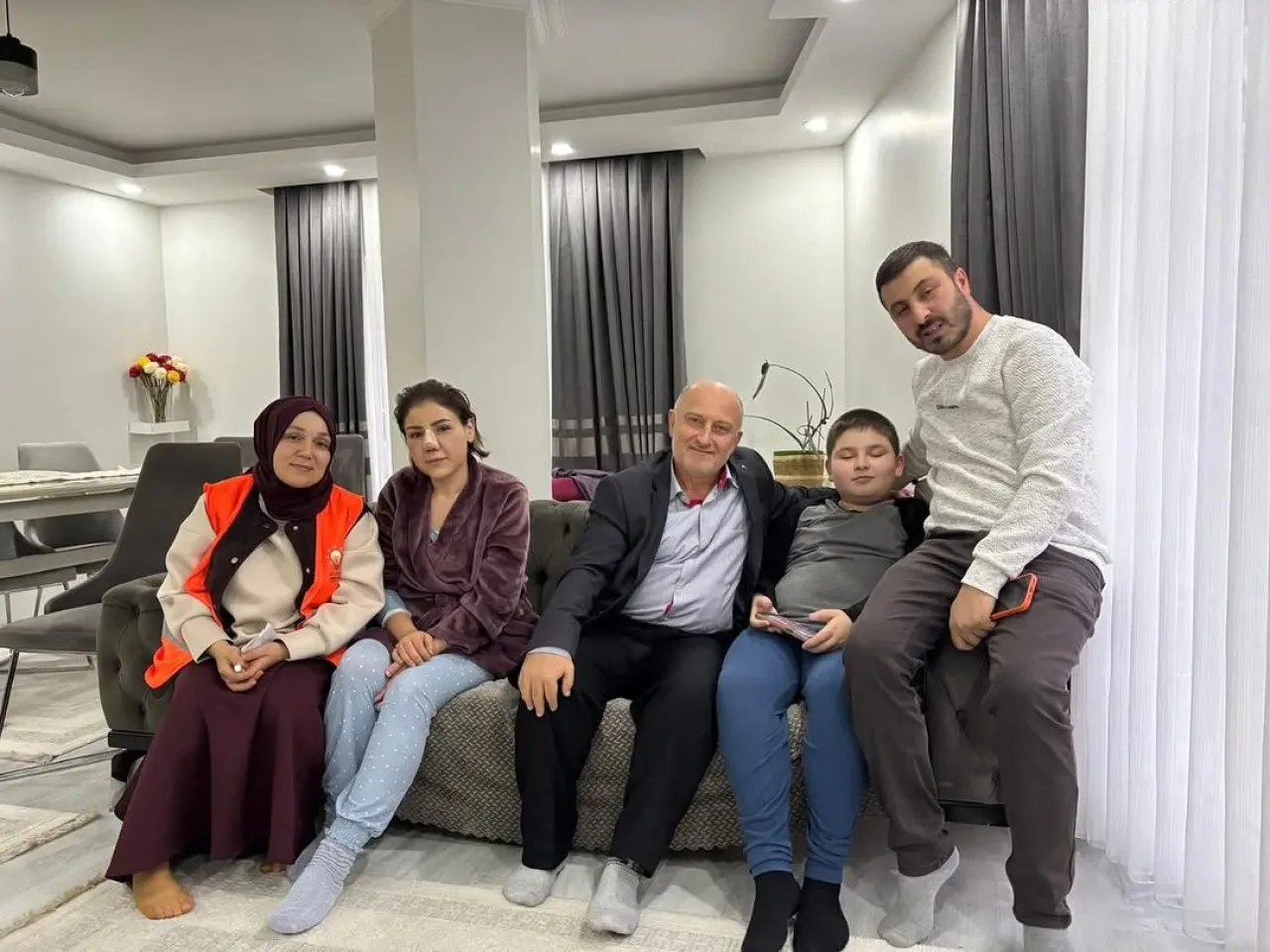 AK Parti Ümraniye İlçe Teşkilatı, Komşuları Ev Ziyaretlerinde Buluşturdu AK Parti Ümraniye İlçe Teşkilatı, Komşuları Ev Ziyaretlerinde Buluşturdu