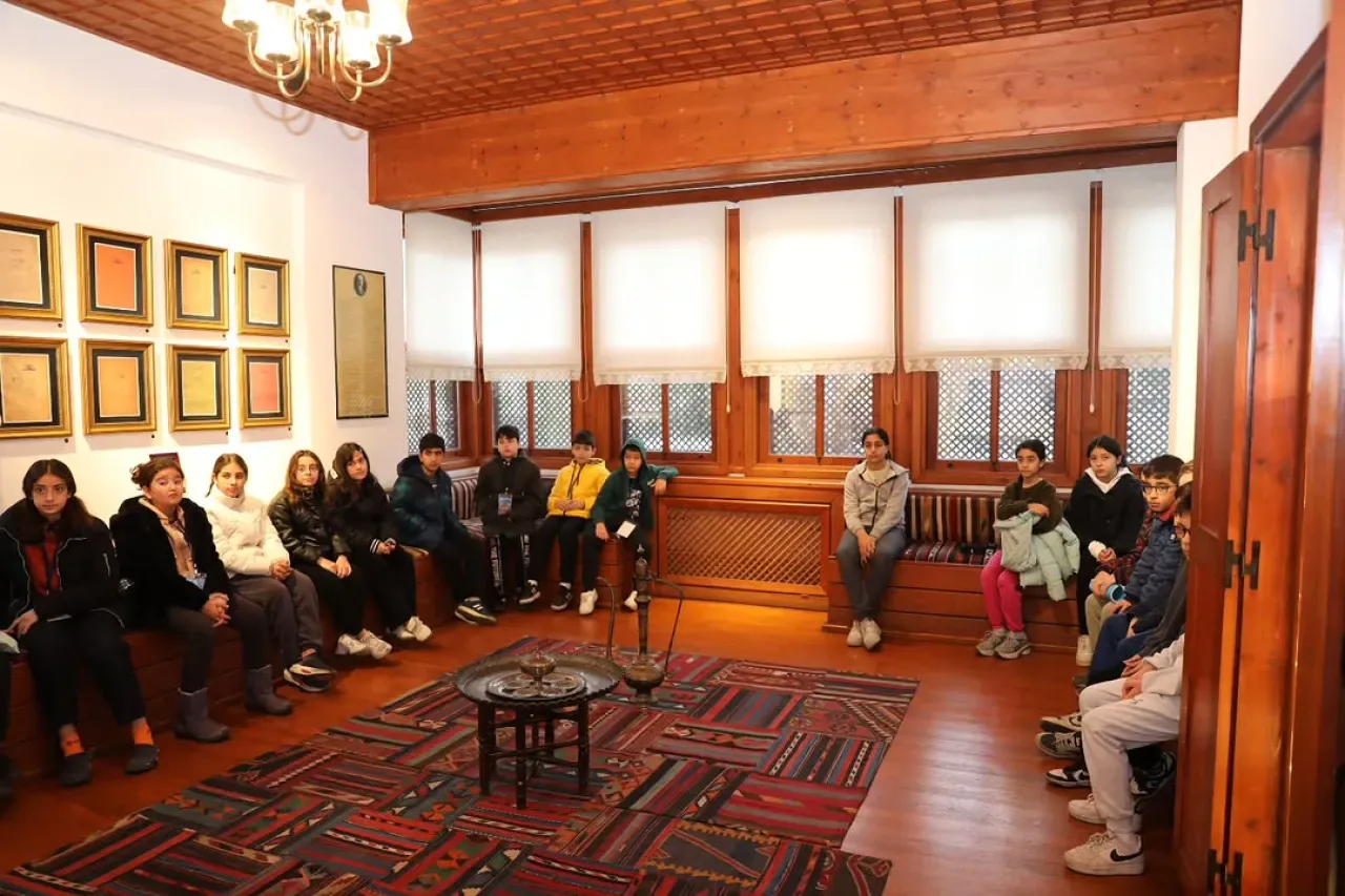 Bağcılar'daki Bilgi Evleri Öğrencileri Taceddin Dergahı Müzesi'nde Tarih Yolculuğuna Çıktı Bağcılar'daki Bilgi Evleri Öğrencileri Taceddin Dergahı Müzesi'nde Tarih Yolculuğuna Çıktı
