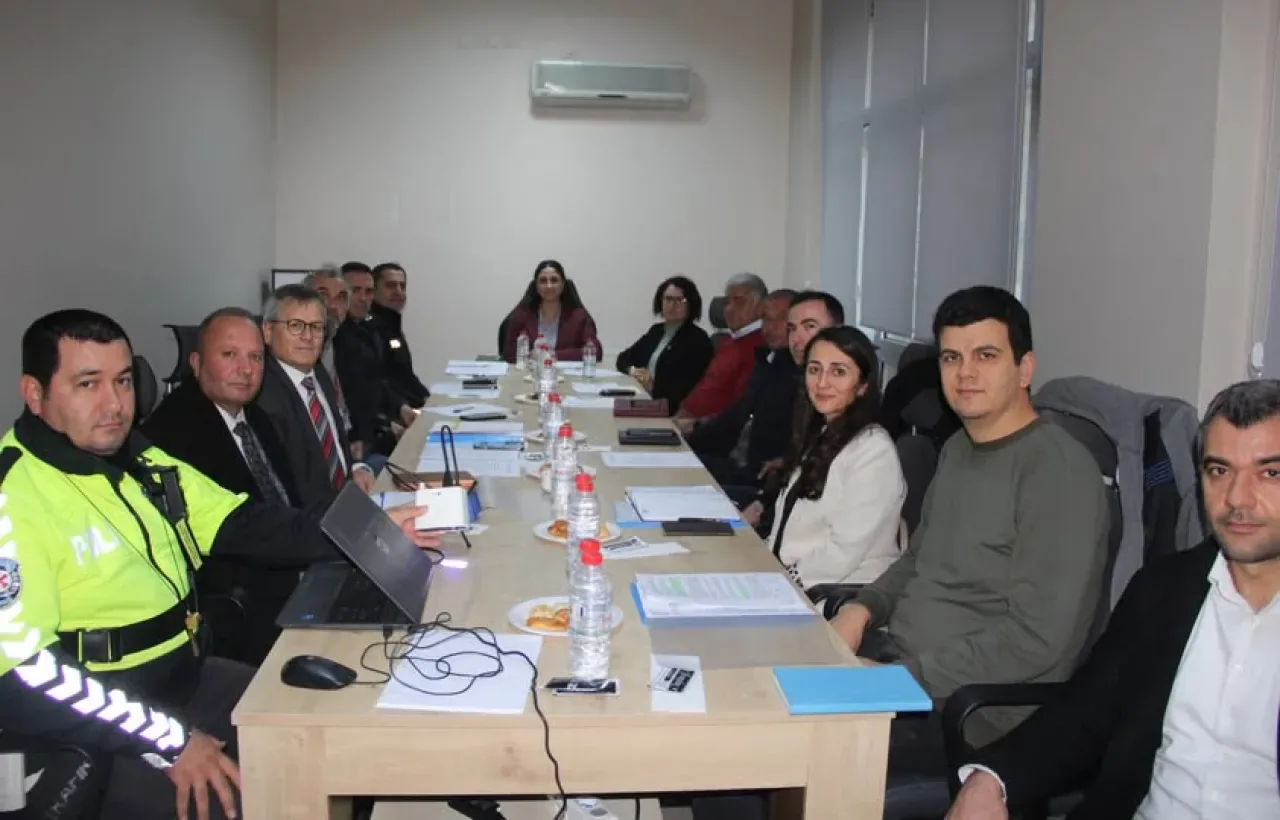 Karaburun'da Kış Mevsimi Trafik Güvenliği Toplantısı Yapıldı Karaburun'da Kış Mevsimi Trafik Güvenliği Toplantısı Yapıldı