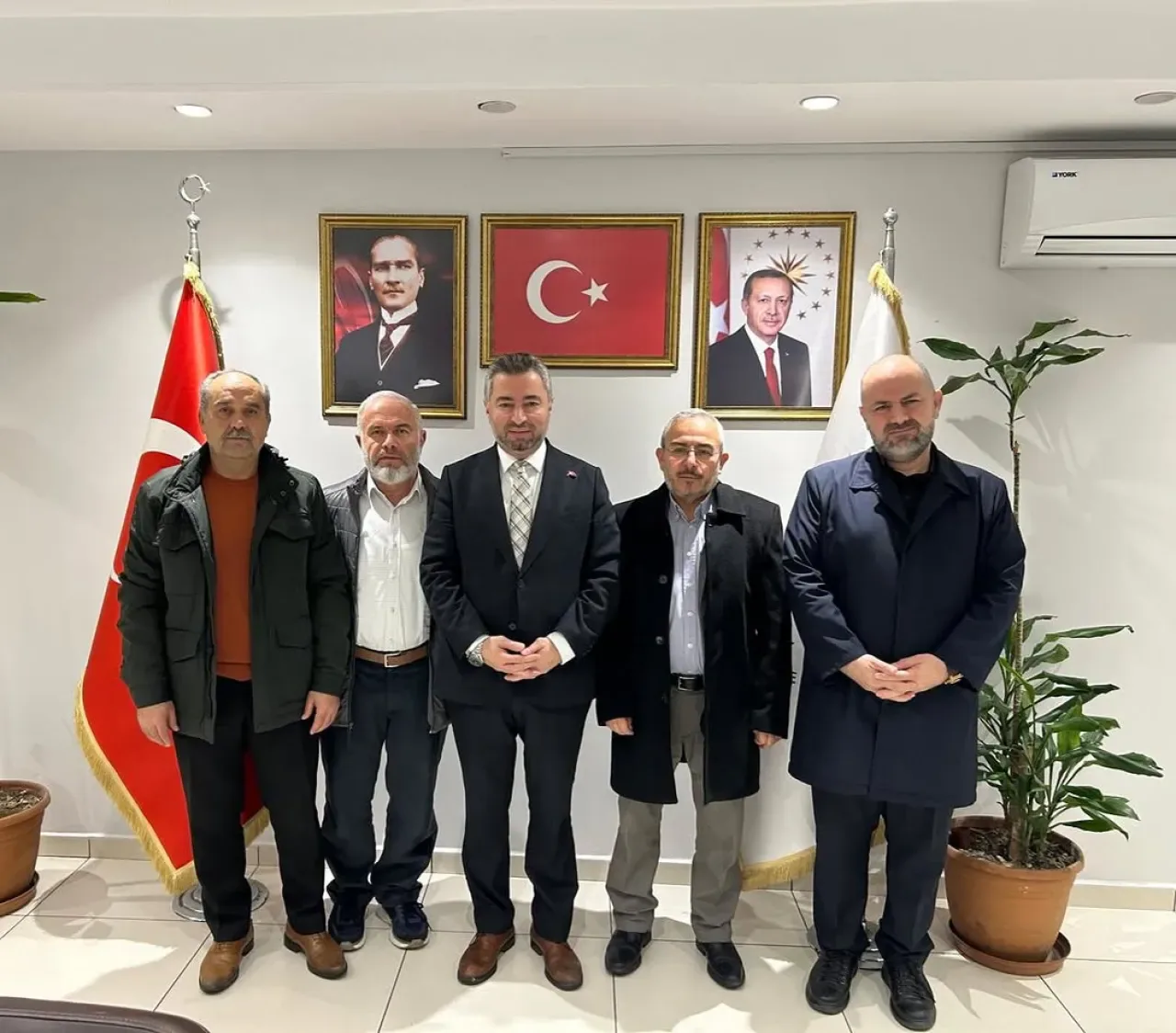 Kağıthane'de AK Parti İlçe Başkanı Erkan Yıldırım'a Camii Görevlilerinden Ziyaret Kağıthane'de AK Parti İlçe Başkanı Erkan Yıldırım'a Camii Görevlilerinden Ziyaret