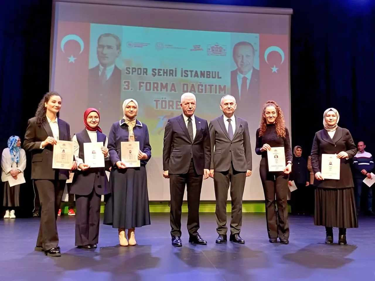 Gaziosmanpaşa'da Lisanslı Sporculara Forma Desteği Gaziosmanpaşa'da Lisanslı Sporculara Forma Desteği
