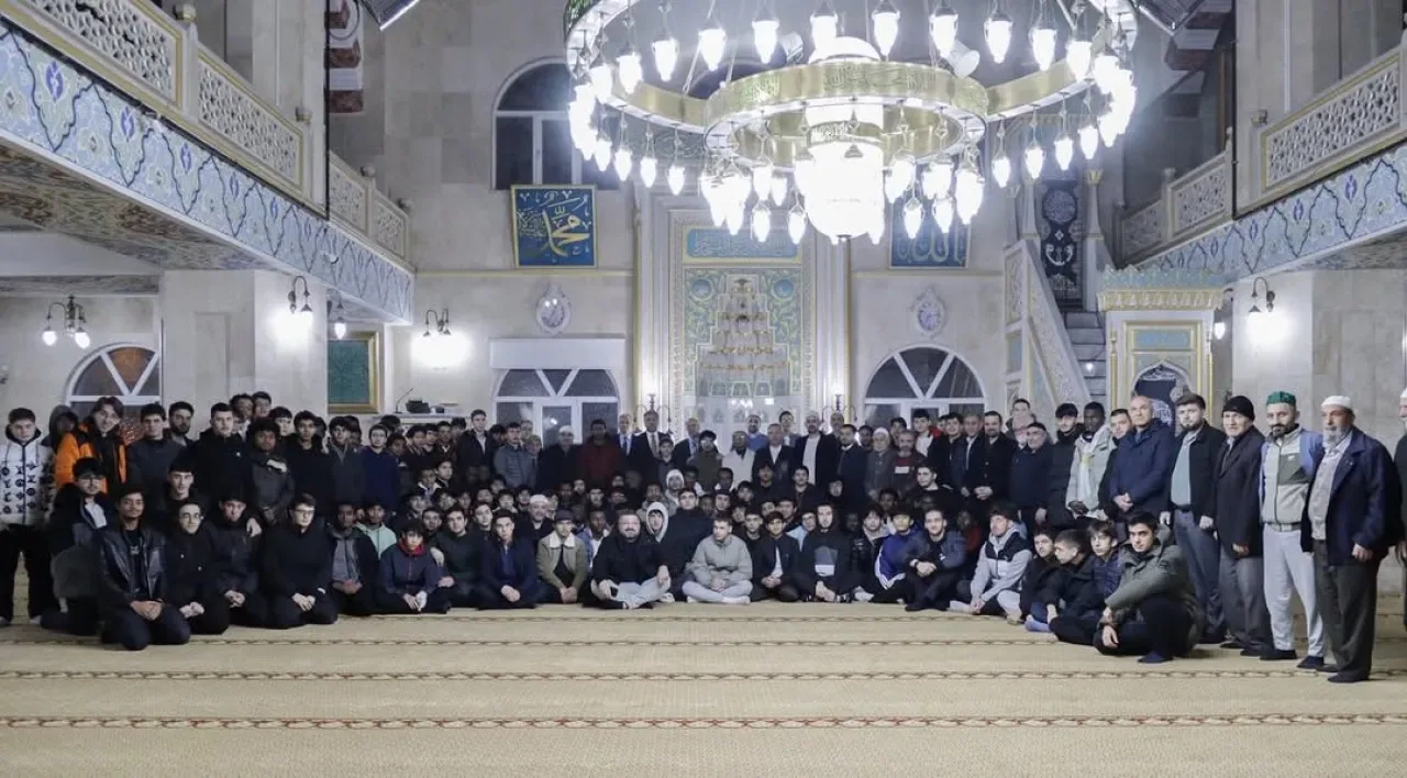 Bayrampaşa'da Eğitim Camiası Sabah Namazında Buluştu Bayrampaşa'da Eğitim Camiası Sabah Namazında Buluştu
