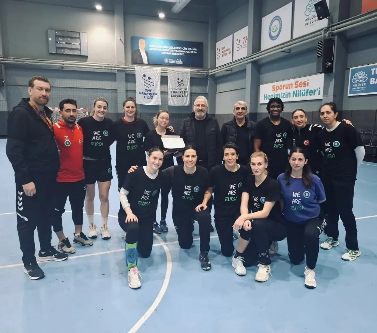 Bursa Büyükşehir Belediyespor Başkanı, Kadın Hentbol Takımı'nı Ziyaret Etti Bursa Büyükşehir Belediyespor Başkanı, Kadın Hentbol Takımı'nı Ziyaret Etti