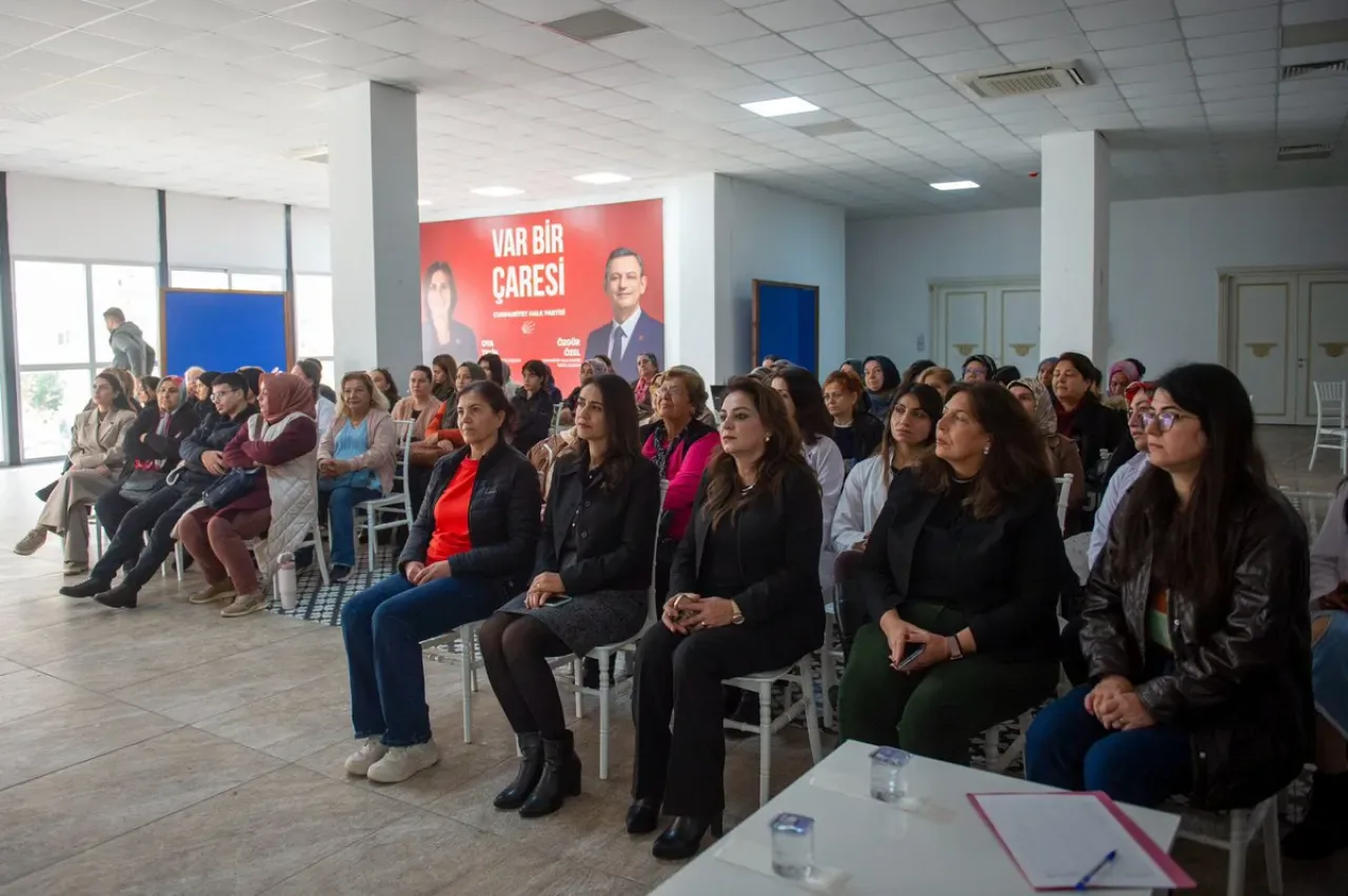 Adana'da Kadın Hakları ve Dijital Güvenlik Konuşuldu Adana'da Kadın Hakları ve Dijital Güvenlik Konuşuldu