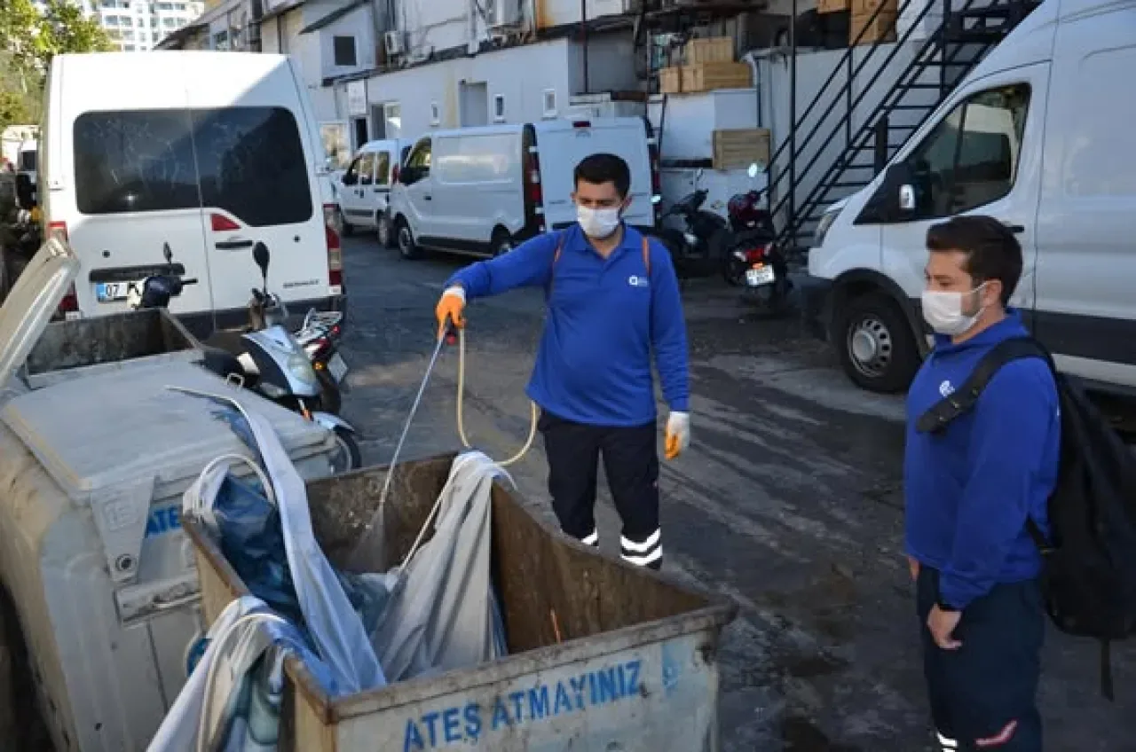 Antalya'da Karasinek Popülasyonuna Karşı Yoğun İlaçlama Seferberliği Antalya'da Karasinek Popülasyonuna Karşı Yoğun İlaçlama Seferberliği