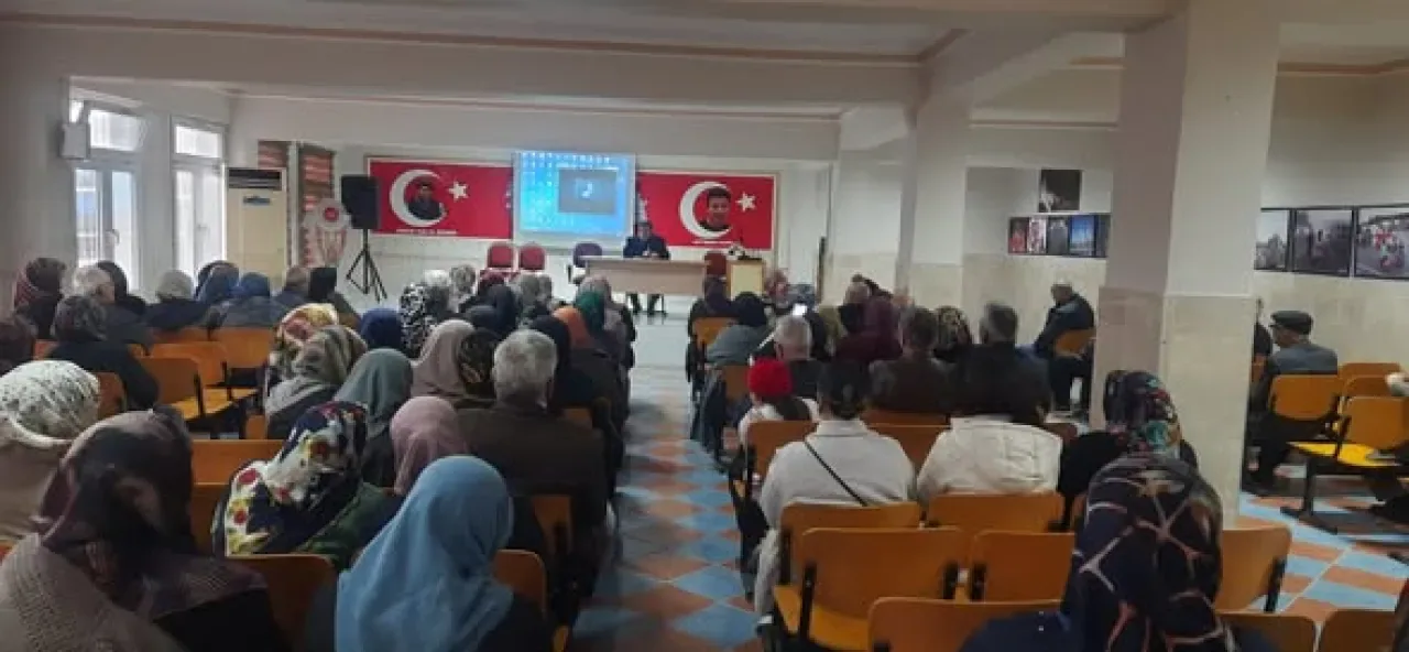 Kozan'da Umre Öncesi Bilgilendirme Semineri Yapıldı Kozan'da Umre Öncesi Bilgilendirme Semineri Yapıldı