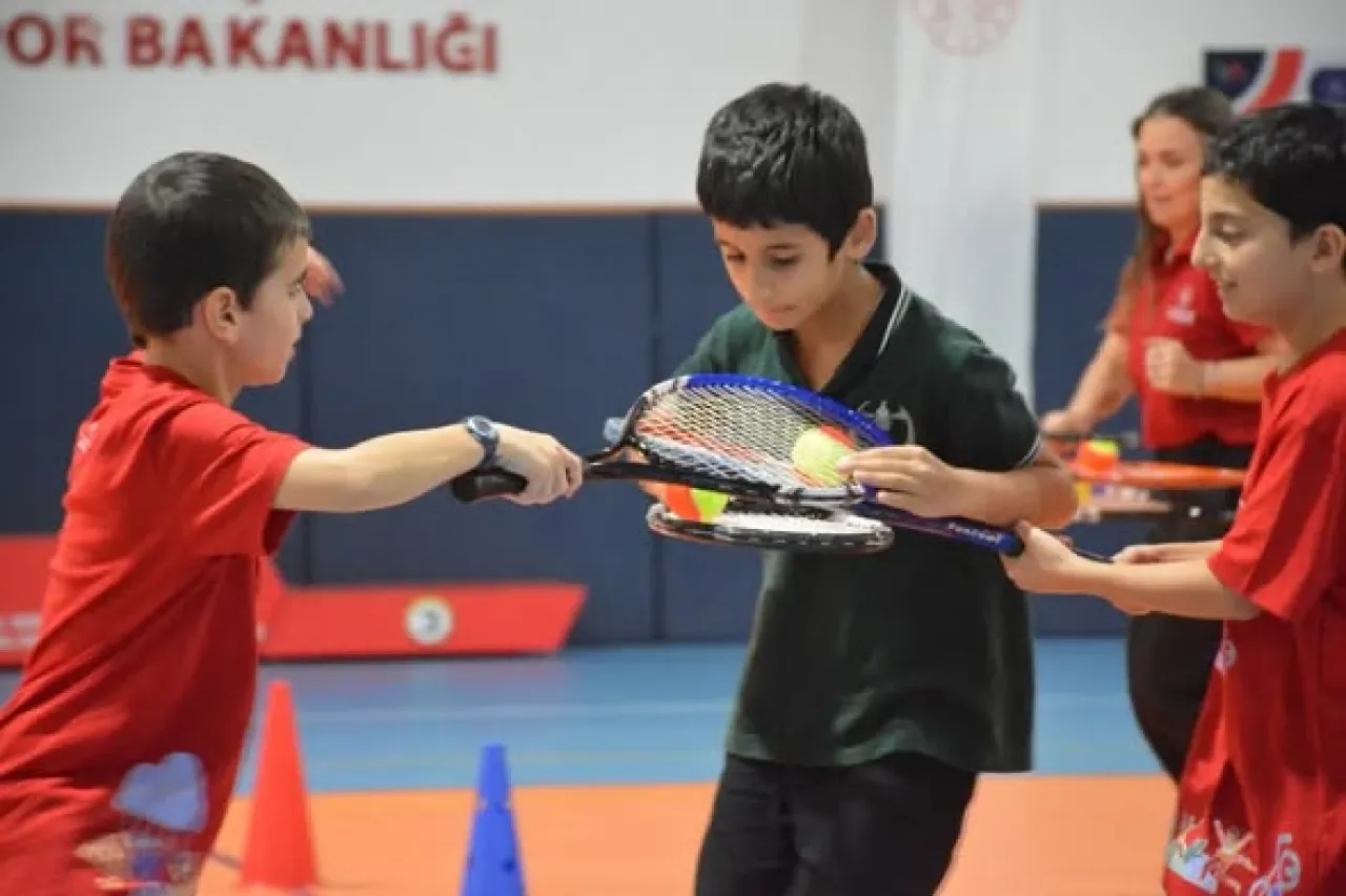 İstanbul'da GSB Spor Okulları Tenis Eğitimleri Şile'de Devam Ediyor İstanbul'da GSB Spor Okulları Tenis Eğitimleri Şile'de Devam Ediyor
