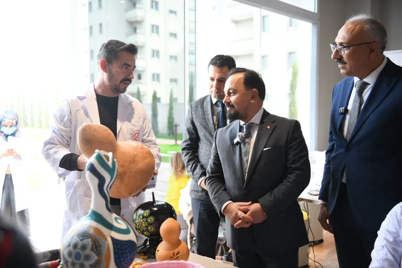 Adana Sarıçam'da Atık Malzemeler Sanat Eserine Dönüşüyor Adana Sarıçam'da Atık Malzemeler Sanat Eserine Dönüşüyor