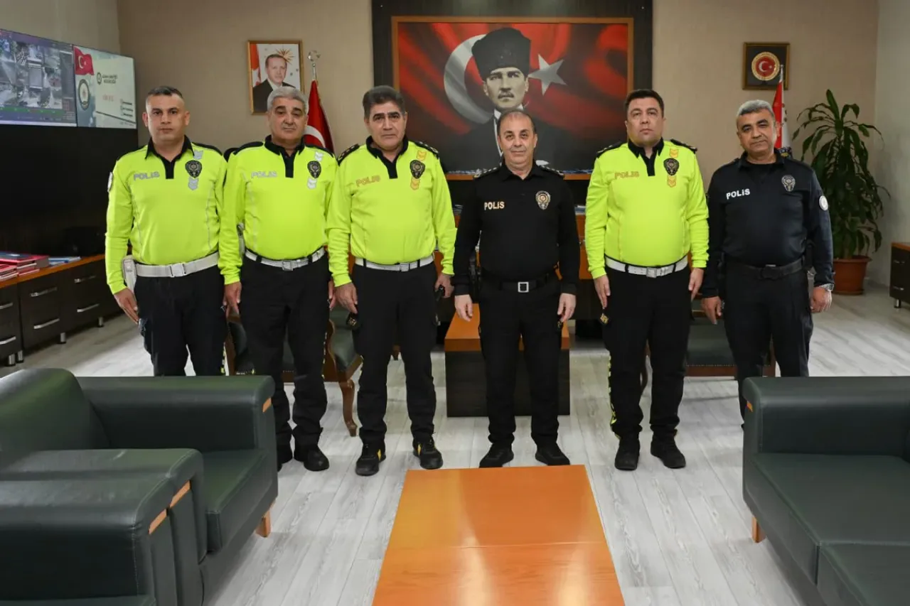 Adana Emniyet Müdürü, Başarılı Personelini Tebrik Etti Adana Emniyet Müdürü, Başarılı Personelini Tebrik Etti