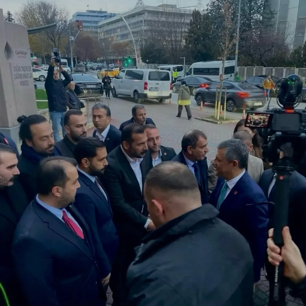 Ekrem İmamoğlu'na Sosyal Demokrasi Derneği'nden 2025 İnsan Hakları Ödülü Ekrem İmamoğlu'na Sosyal Demokrasi Derneği'nden 2025 İnsan Hakları Ödülü