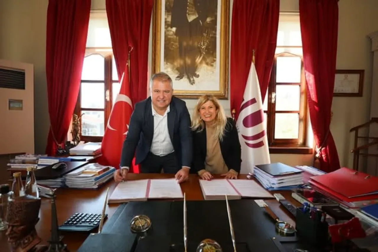 İzmir Urla Belediyesi, Kadına Yönelik Şiddetle Mücadelede Önemli Bir İş Birliğine İmza Attı İzmir Urla Belediyesi, Kadına Yönelik Şiddetle Mücadelede Önemli Bir İş Birliğine İmza Attı