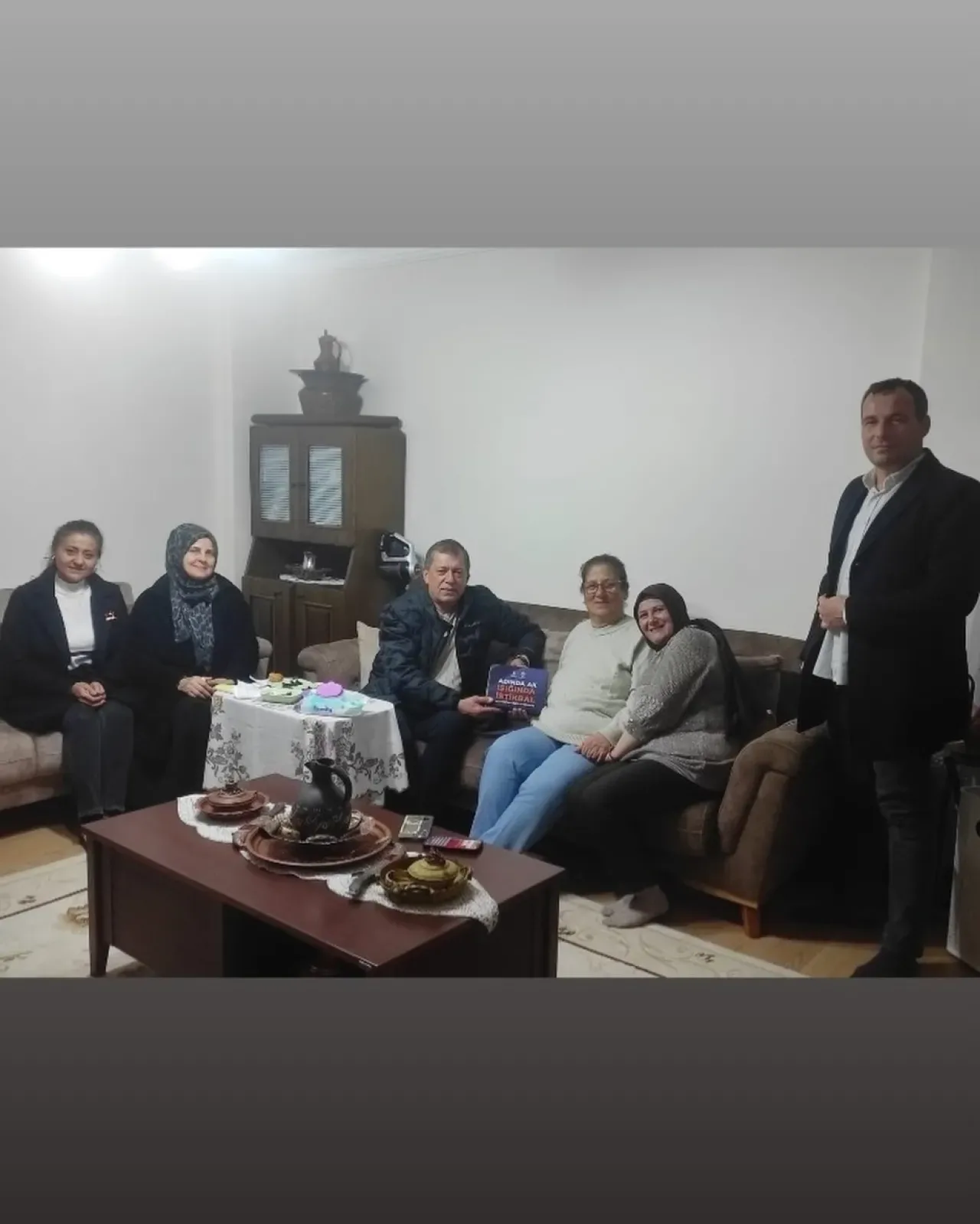 AK Parti Karamürsel İlçe Teşkilatından Haneye Ziyaret AK Parti Karamürsel İlçe Teşkilatından Haneye Ziyaret
