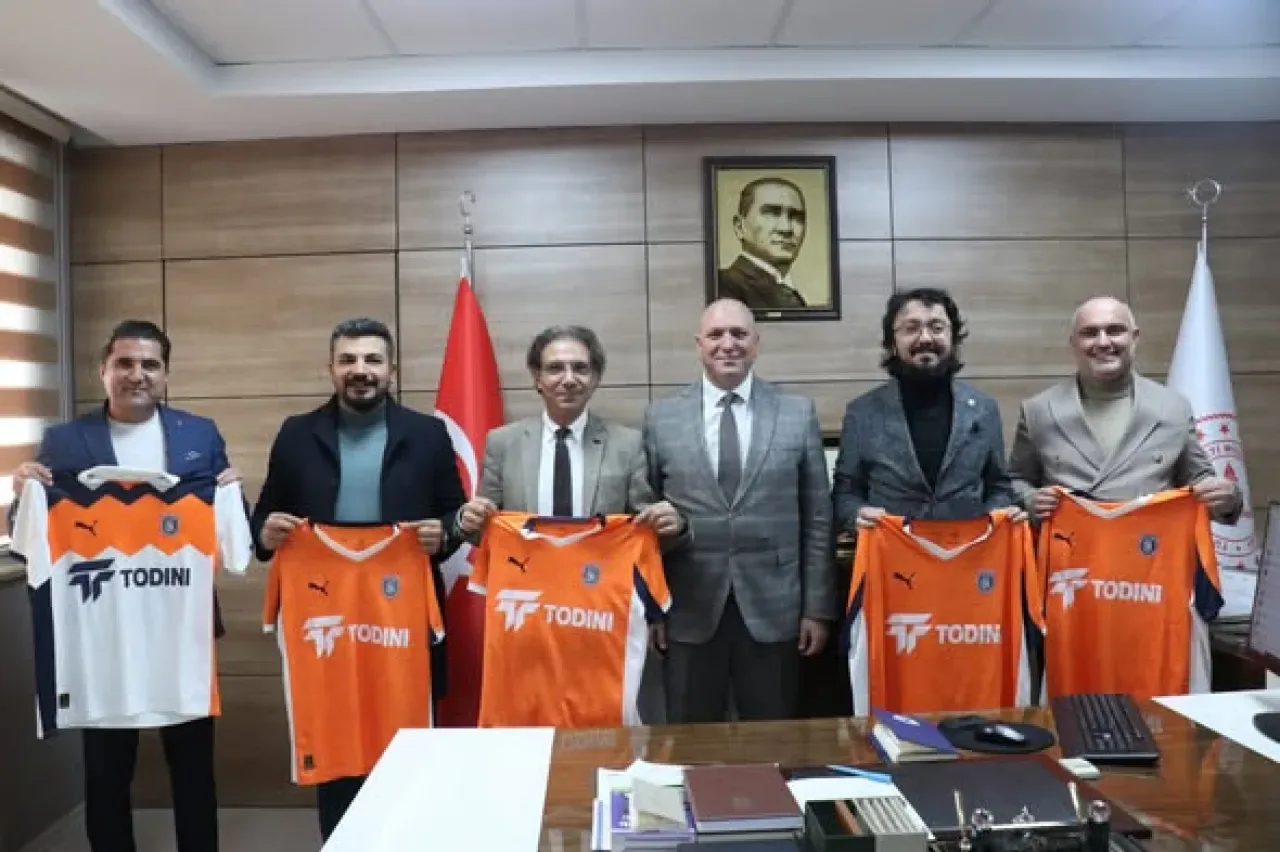 Başakşehir Futbol Kulübü'nden Öğretmenler Günü'nde Anlamlı Hediye Başakşehir Futbol Kulübü'nden Öğretmenler Günü'nde Anlamlı Hediye